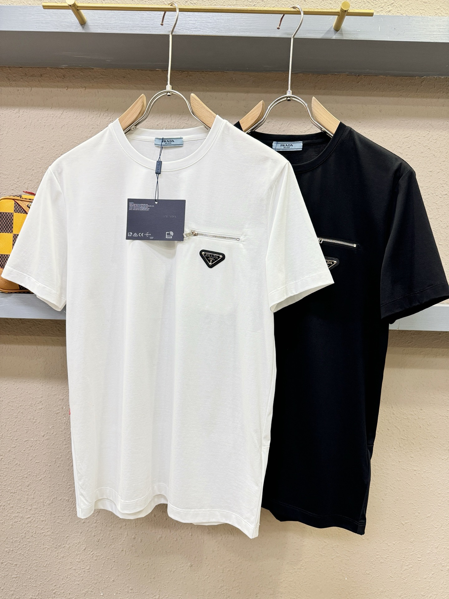 PRADA普拉达 顶级品质 2026新品短袖！原版定制面料，手感柔软。顶级进口私货，时尚设计潮流短袖，不