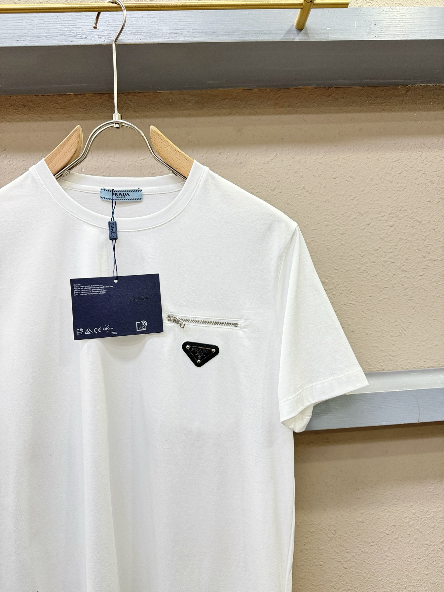 PRADA普拉达 顶级品质 2026新品短袖！原版定制面料，手感柔软。顶级进口私货，时尚设计潮流短袖，不