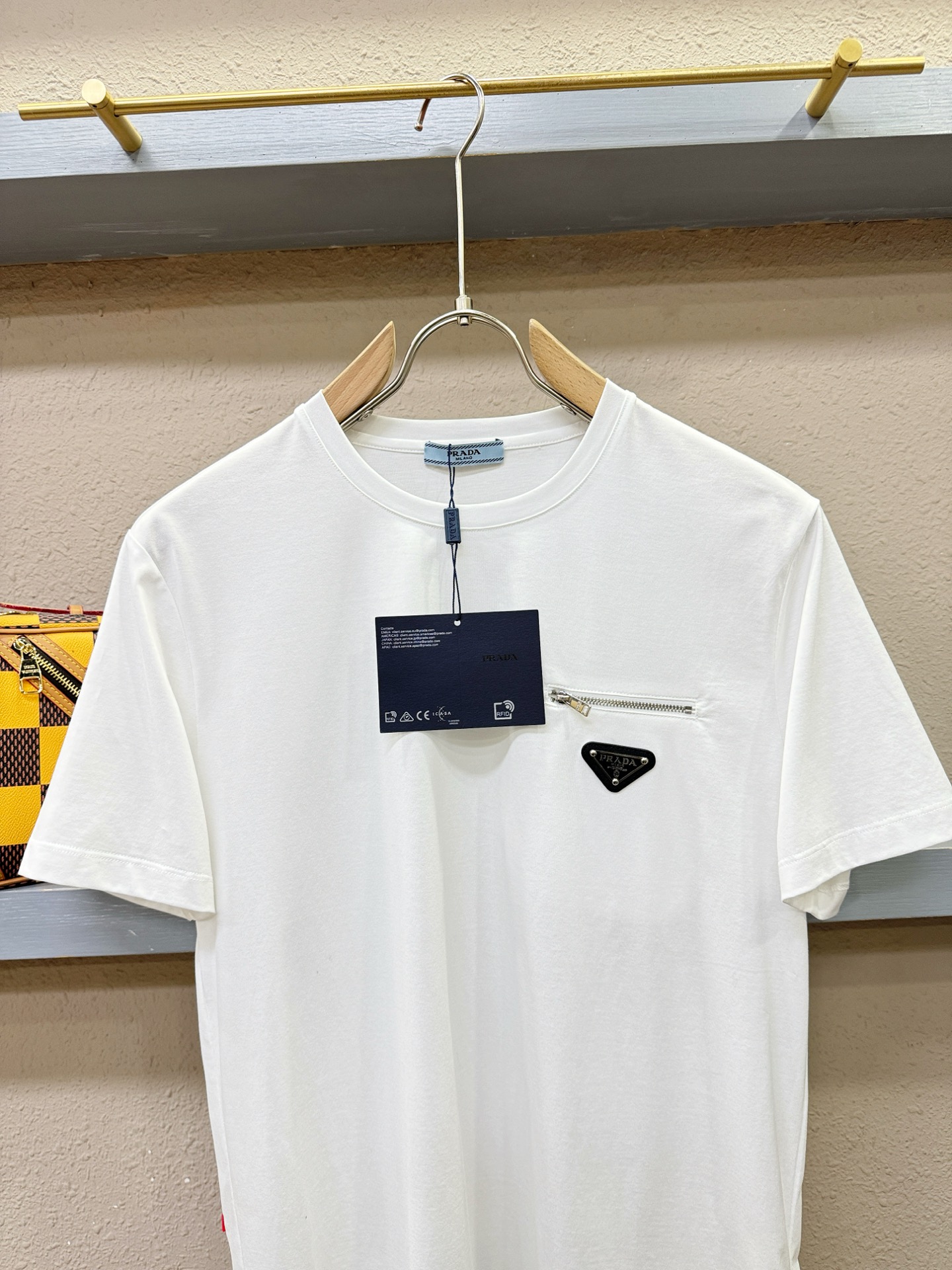 PRADA普拉达 顶级品质 2026新品短袖！原版定制面料，手感柔软。顶级进口私货，时尚设计潮流短袖，不