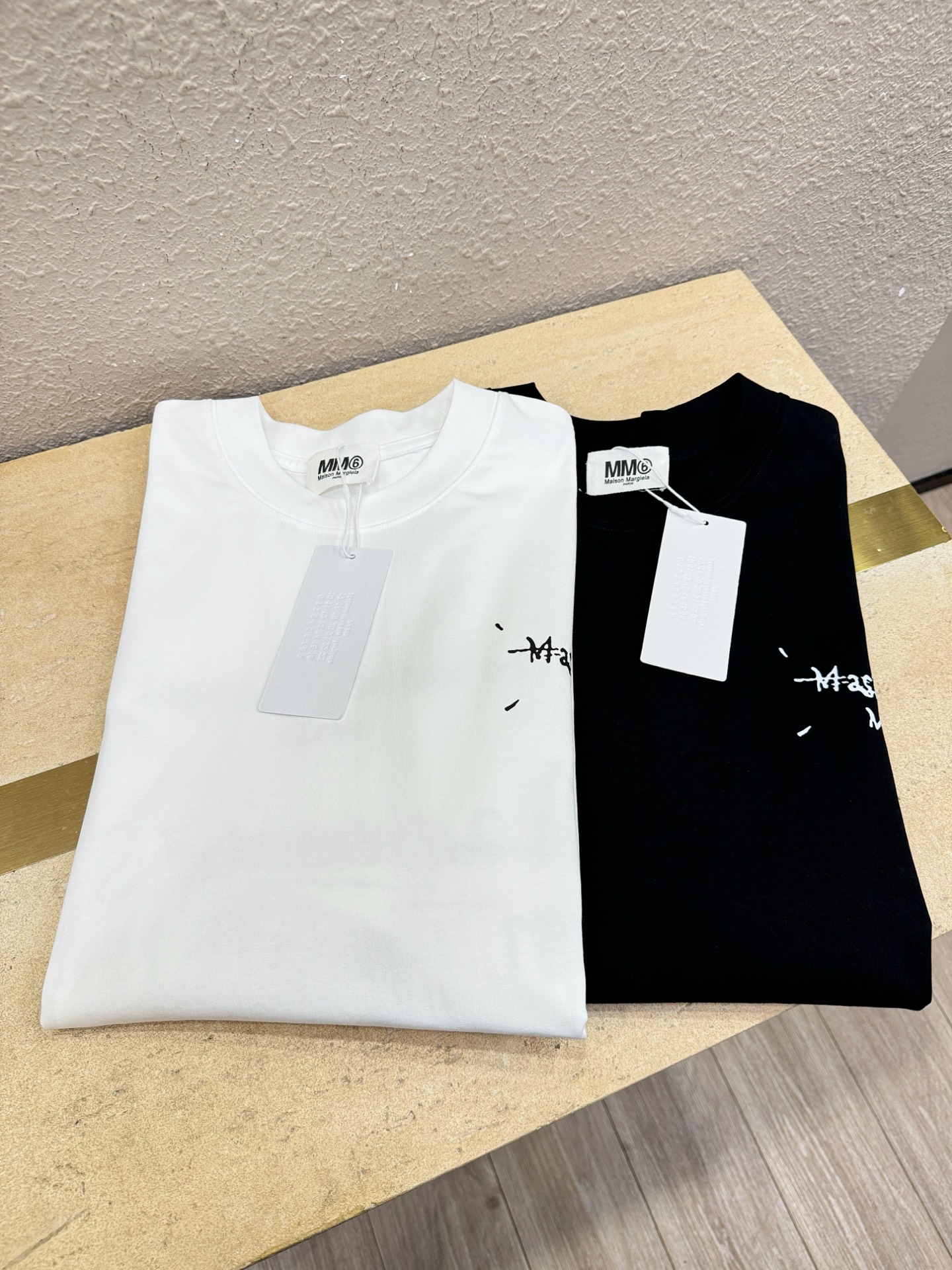 马吉拉 2026新款短袖T恤！走秀图案时尚休闲短袖T恤衫！设计logo设计！极具设计精选客供面料，手感柔