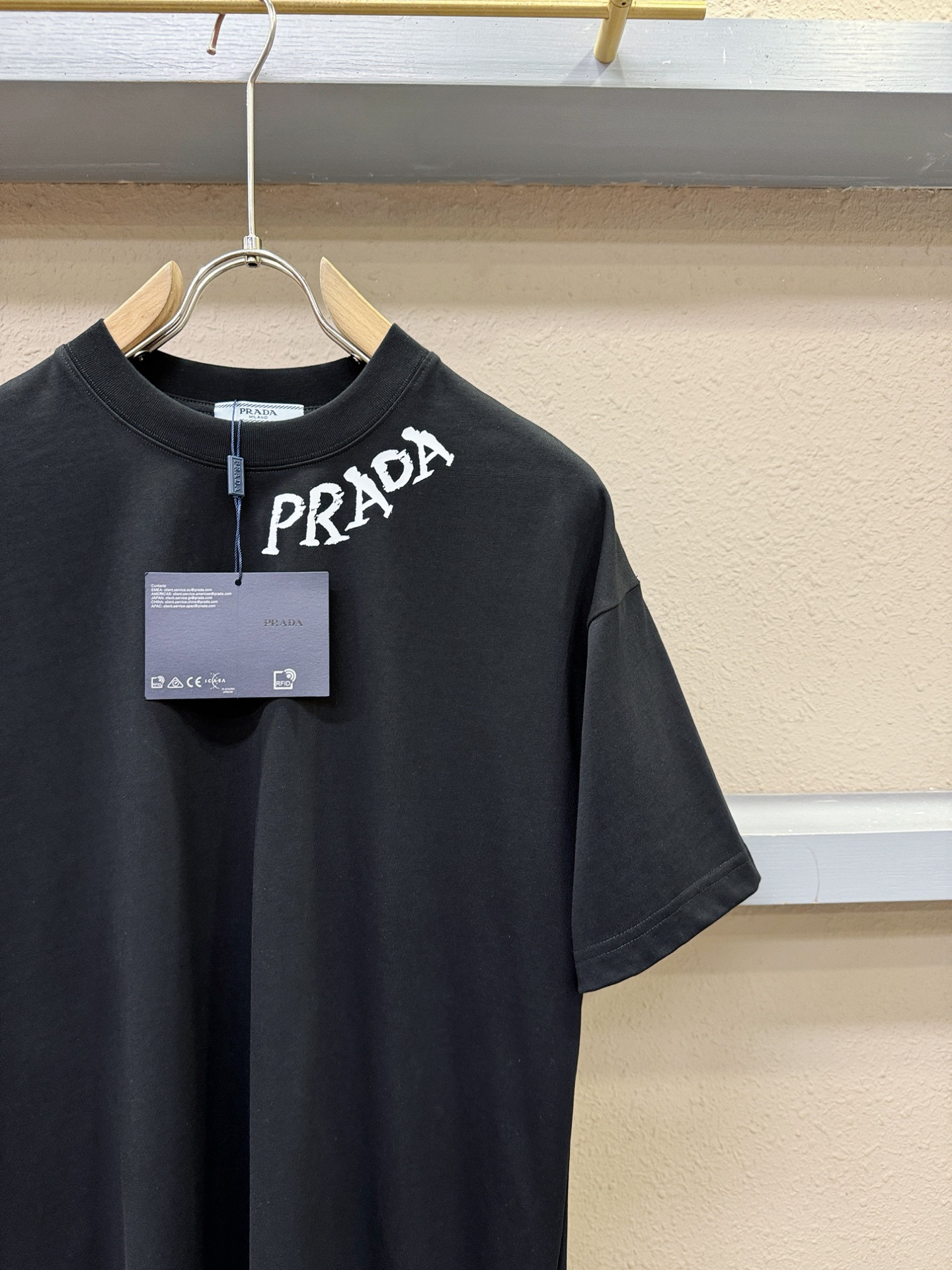 PRADA 普拉达 2026新款短袖T恤！走秀图案时尚休闲短袖T恤衫！设计logo设计！极具设计精选客供