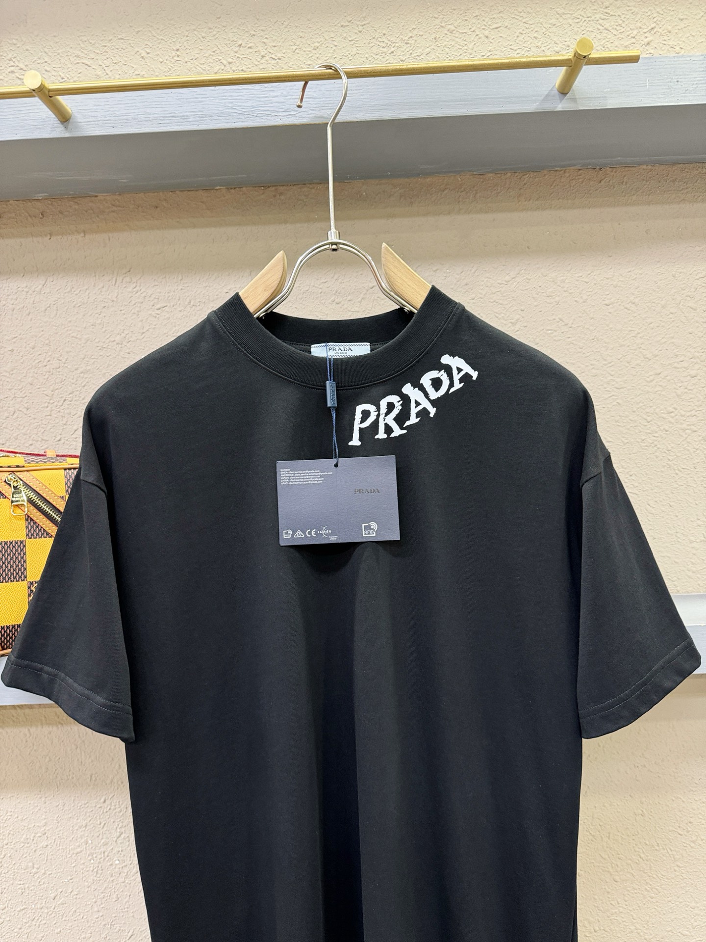 PRADA 普拉达 2026新款短袖T恤！走秀图案时尚休闲短袖T恤衫！设计logo设计！极具设计精选客供