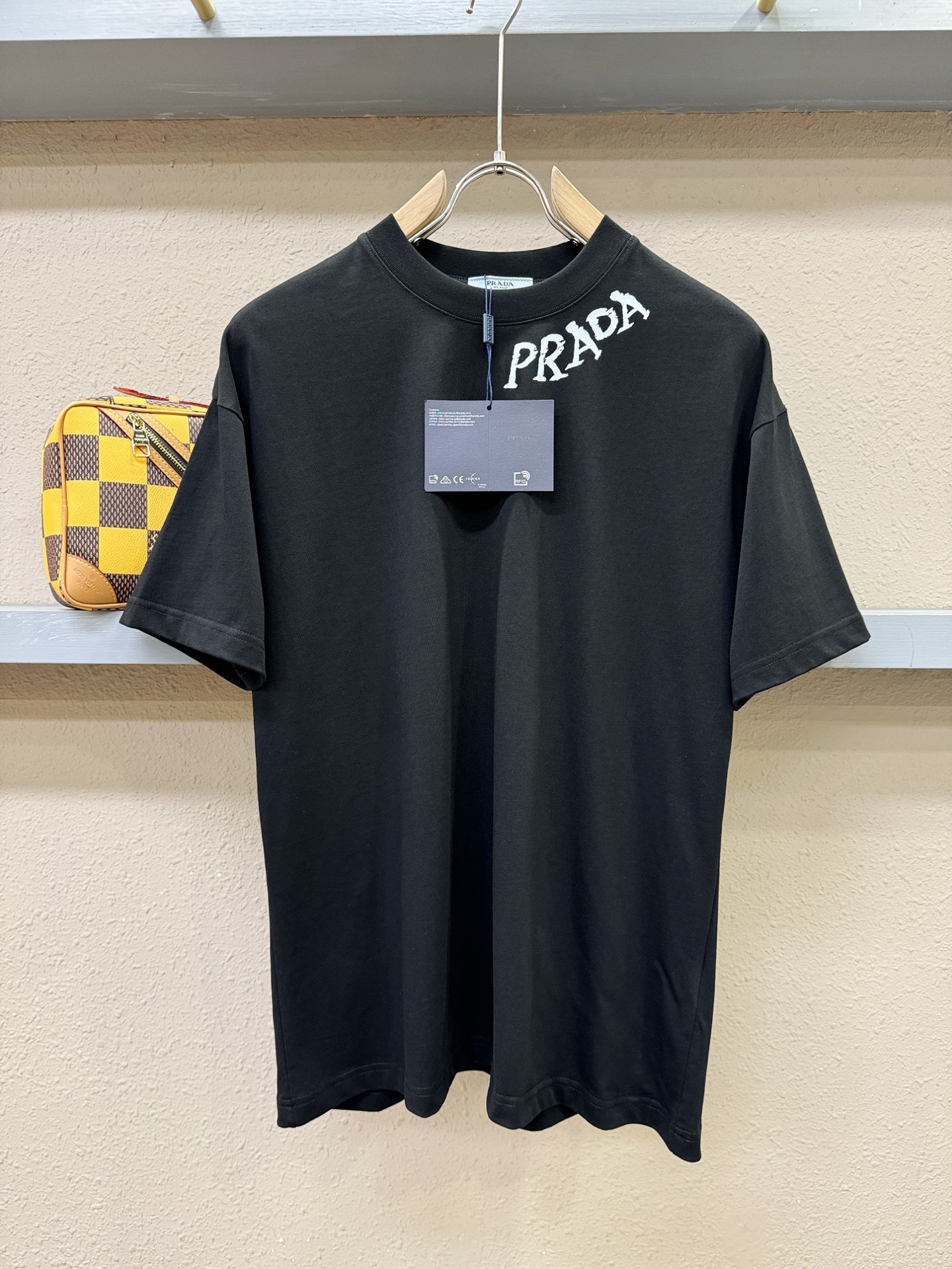 PRADA 普拉达 2026新款短袖T恤！走秀图案时尚休闲短袖T恤衫！设计logo设计！极具设计精选客供