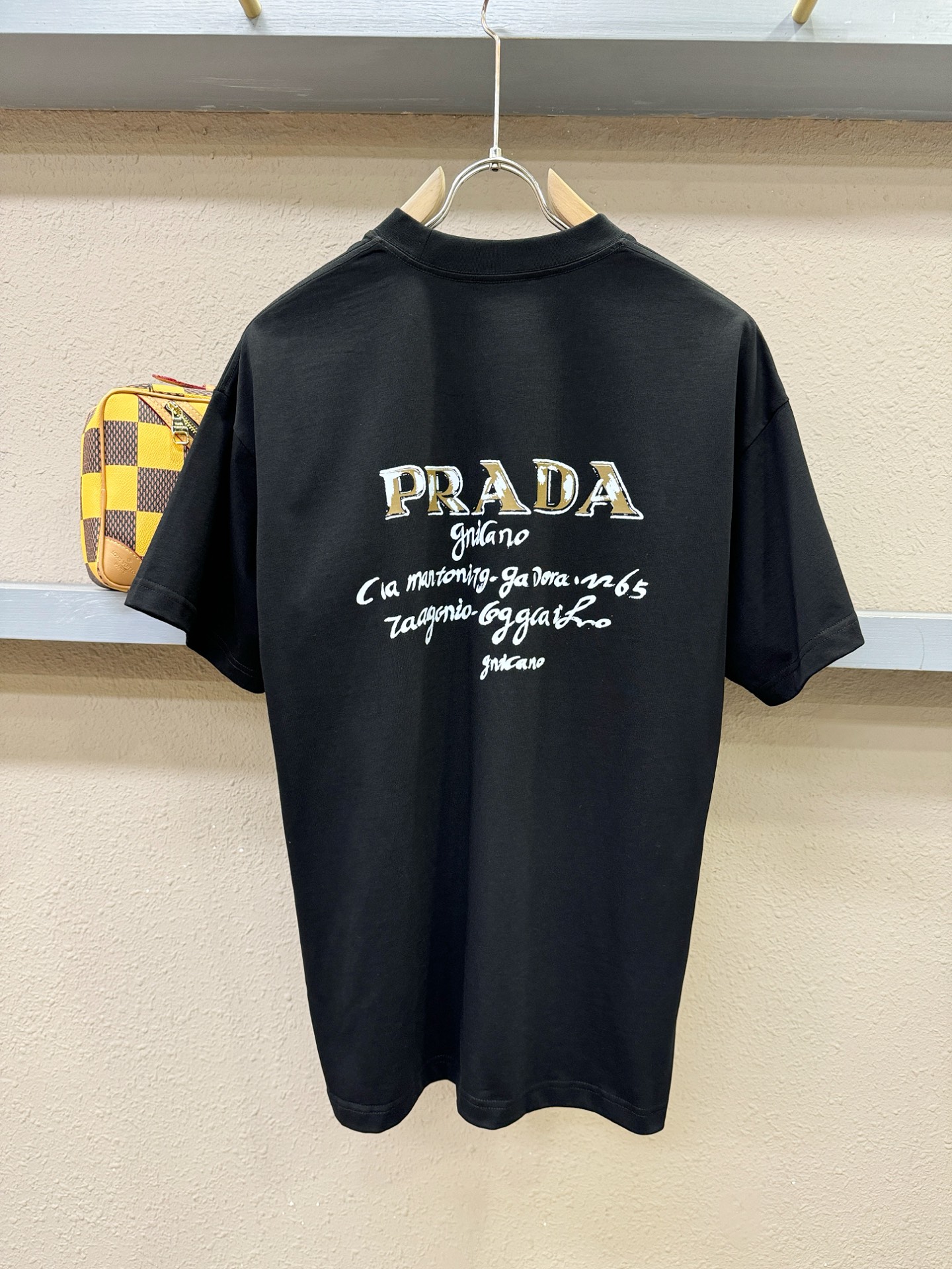 PRADA 普拉达 2026新款短袖T恤！走秀图案时尚休闲短袖T恤衫！设计logo设计！极具设计精选客供