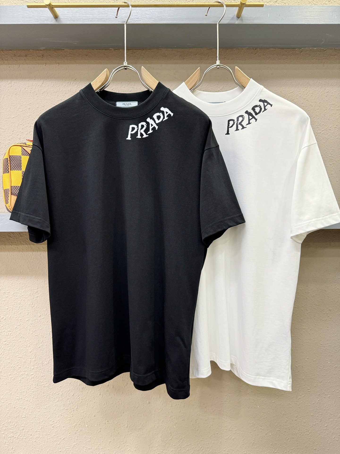 PRADA 普拉达 2026新款短袖T恤！走秀图案时尚休闲短袖T恤衫！设计logo设计！极具设计精选客供