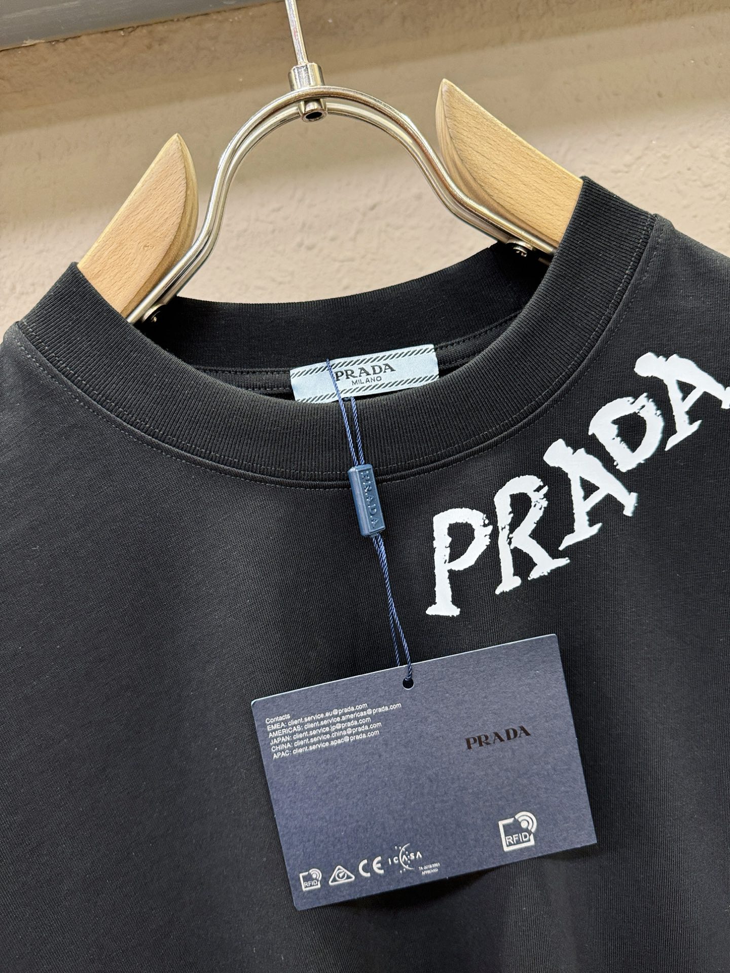PRADA 普拉达 2026新款短袖T恤！走秀图案时尚休闲短袖T恤衫！设计logo设计！极具设计精选客供