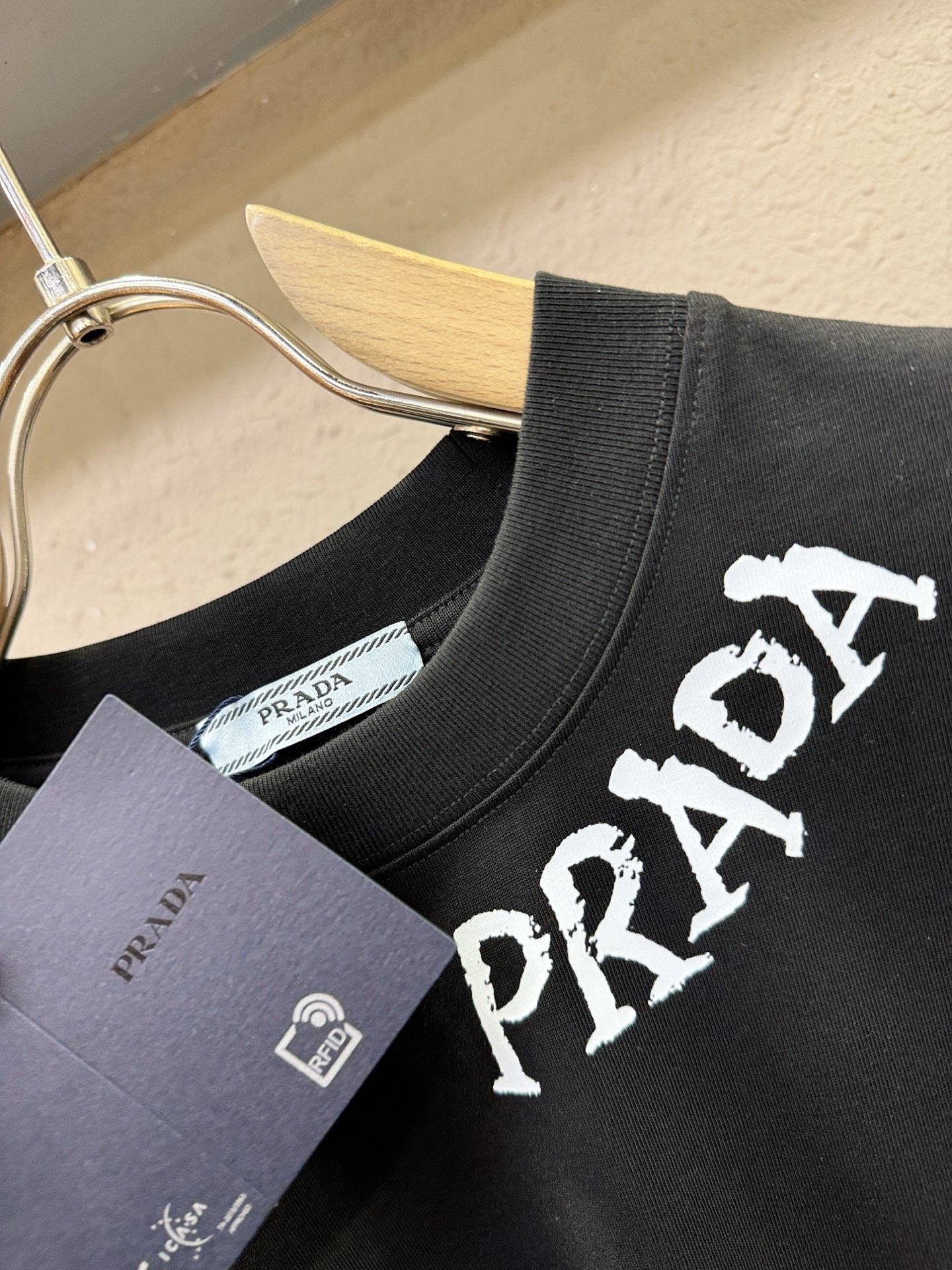 PRADA 普拉达 2026新款短袖T恤！走秀图案时尚休闲短袖T恤衫！设计logo设计！极具设计精选客供