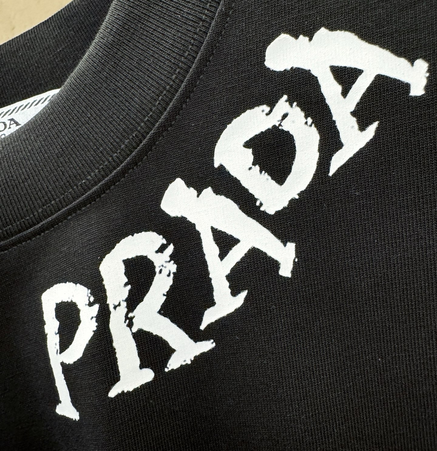 PRADA 普拉达 2026新款短袖T恤！走秀图案时尚休闲短袖T恤衫！设计logo设计！极具设计精选客供