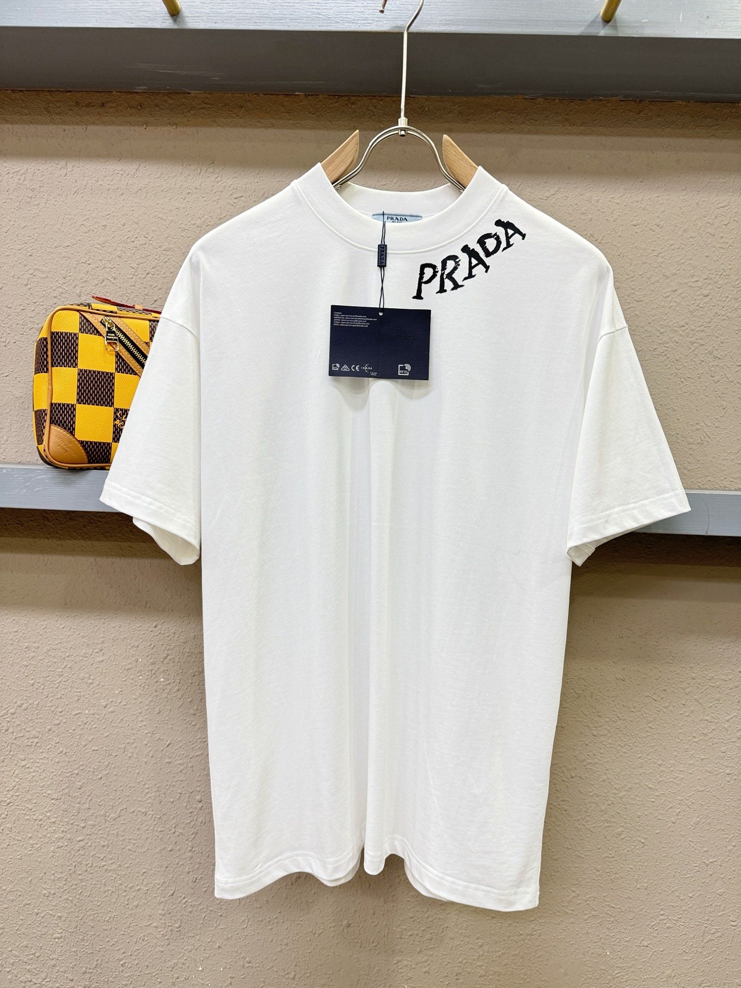 PRADA 普拉达 2026新款短袖T恤！走秀图案时尚休闲短袖T恤衫！设计logo设计！极具设计精选客供