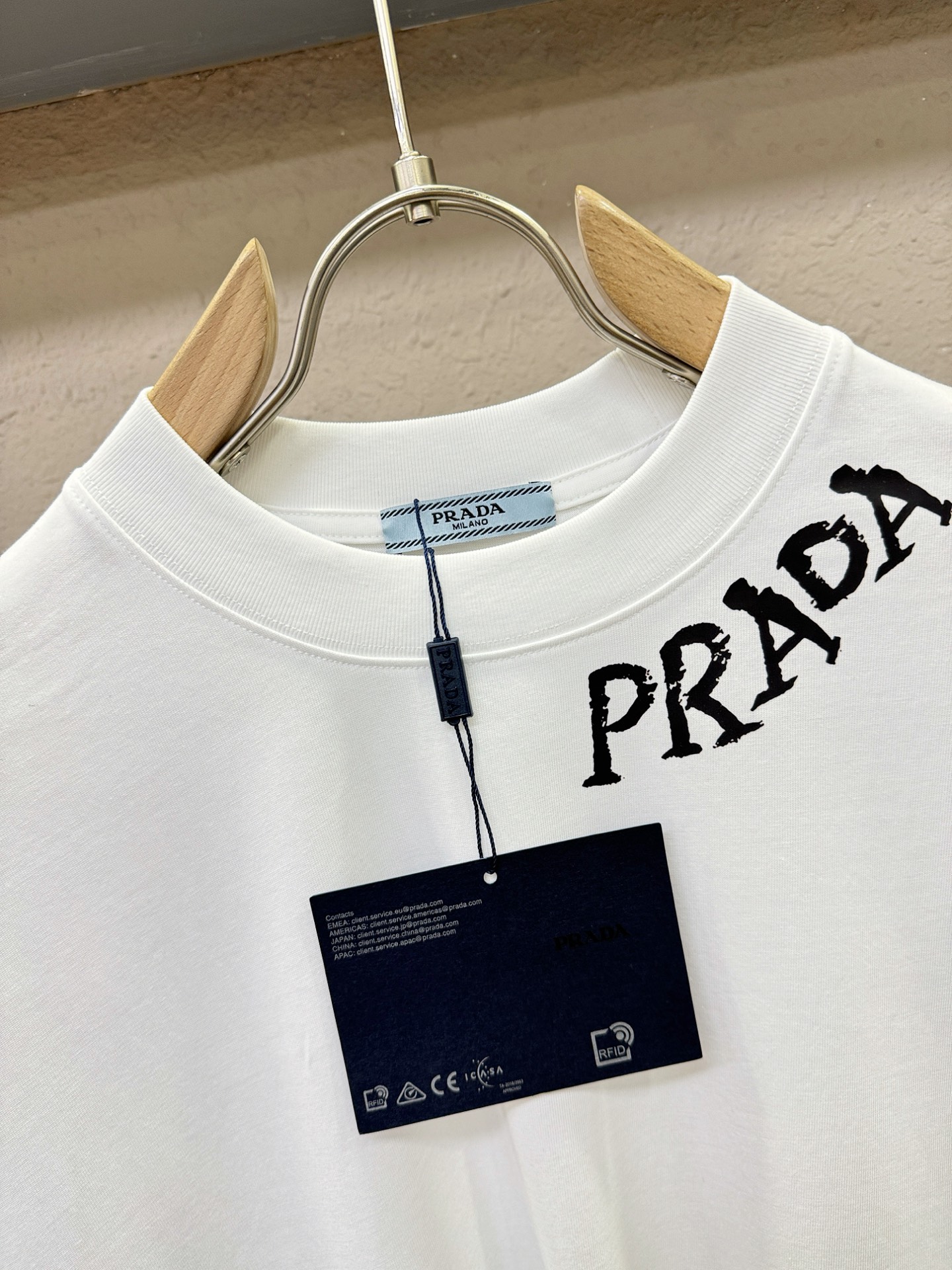 PRADA 普拉达 2026新款短袖T恤！走秀图案时尚休闲短袖T恤衫！设计logo设计！极具设计精选客供