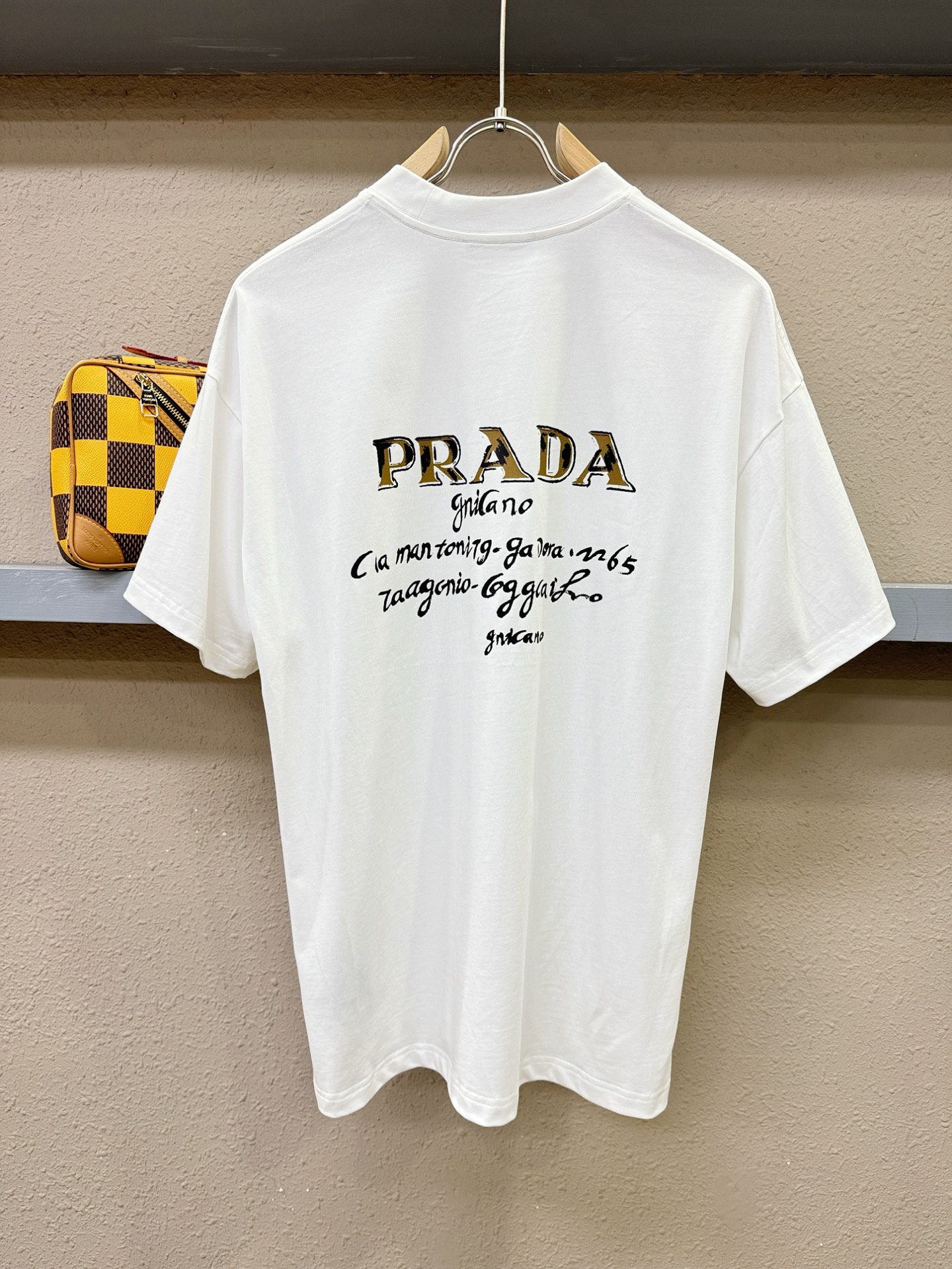 PRADA 普拉达 2026新款短袖T恤！走秀图案时尚休闲短袖T恤衫！设计logo设计！极具设计精选客供