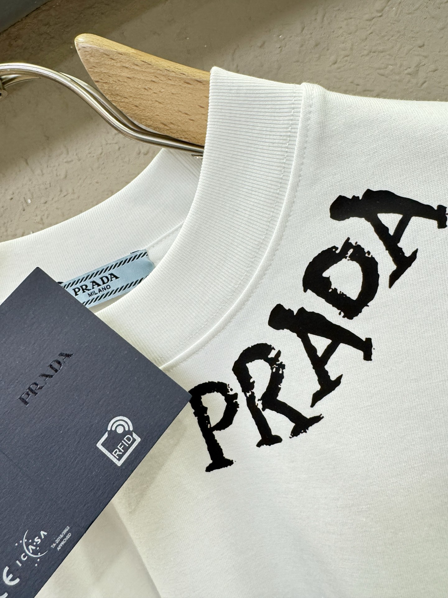 PRADA 普拉达 2026新款短袖T恤！走秀图案时尚休闲短袖T恤衫！设计logo设计！极具设计精选客供