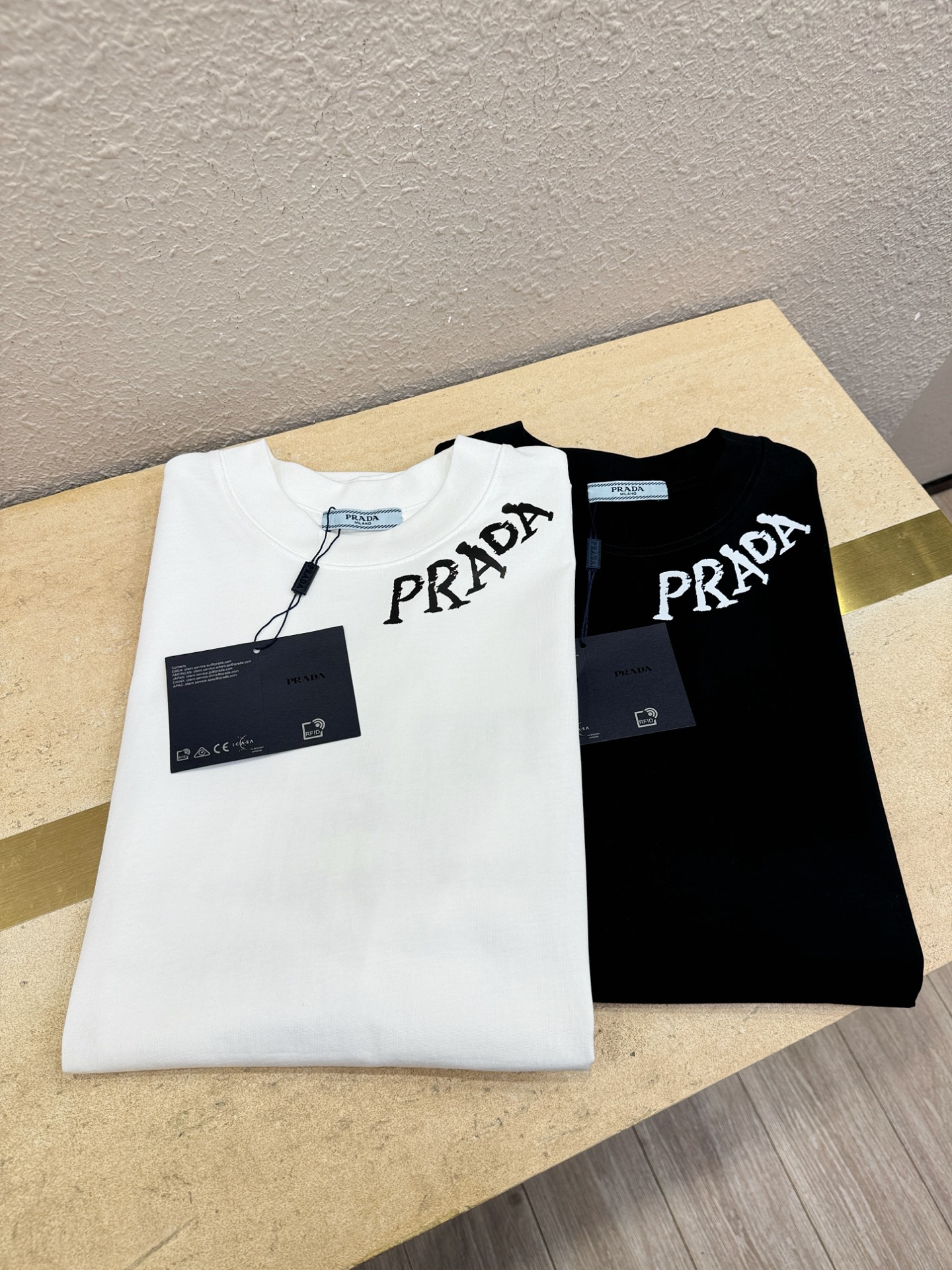 PRADA 普拉达 2026新款短袖T恤！走秀图案时尚休闲短袖T恤衫！设计logo设计！极具设计精选客供