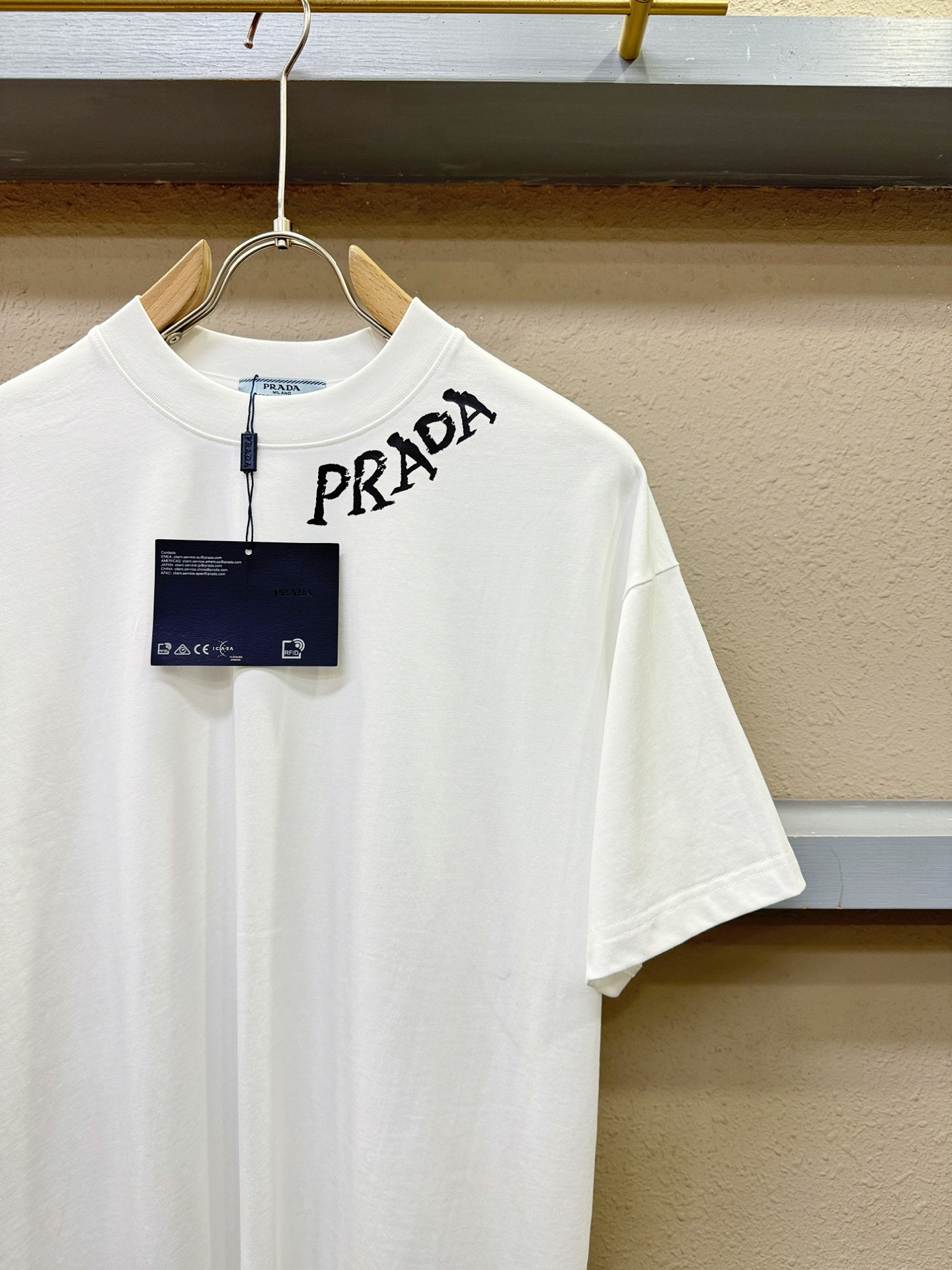 PRADA 普拉达 2026新款短袖T恤！走秀图案时尚休闲短袖T恤衫！设计logo设计！极具设计精选客供