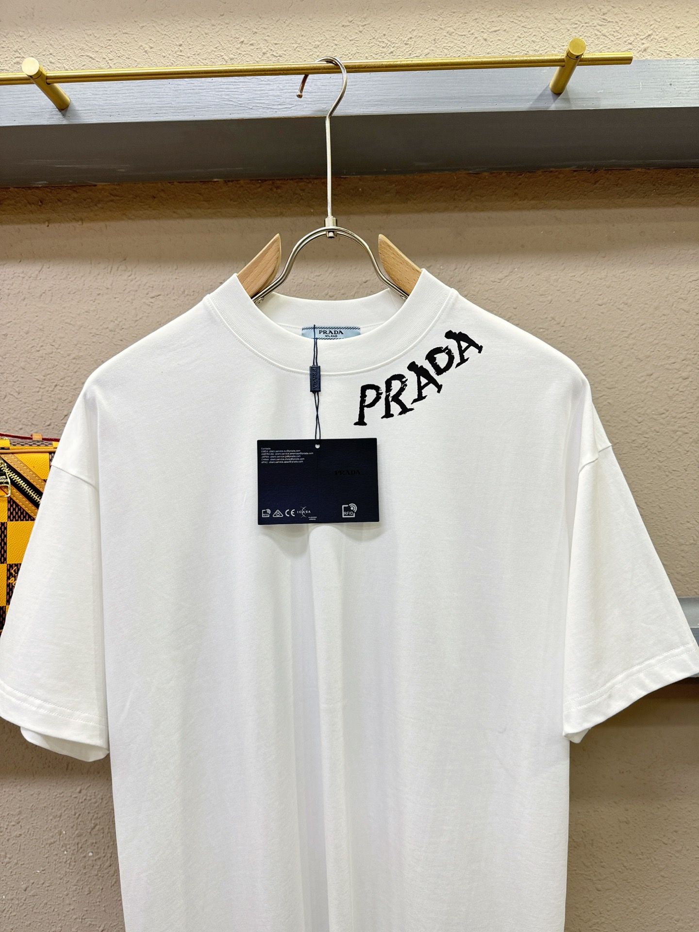 PRADA 普拉达 2026新款短袖T恤！走秀图案时尚休闲短袖T恤衫！设计logo设计！极具设计精选客供