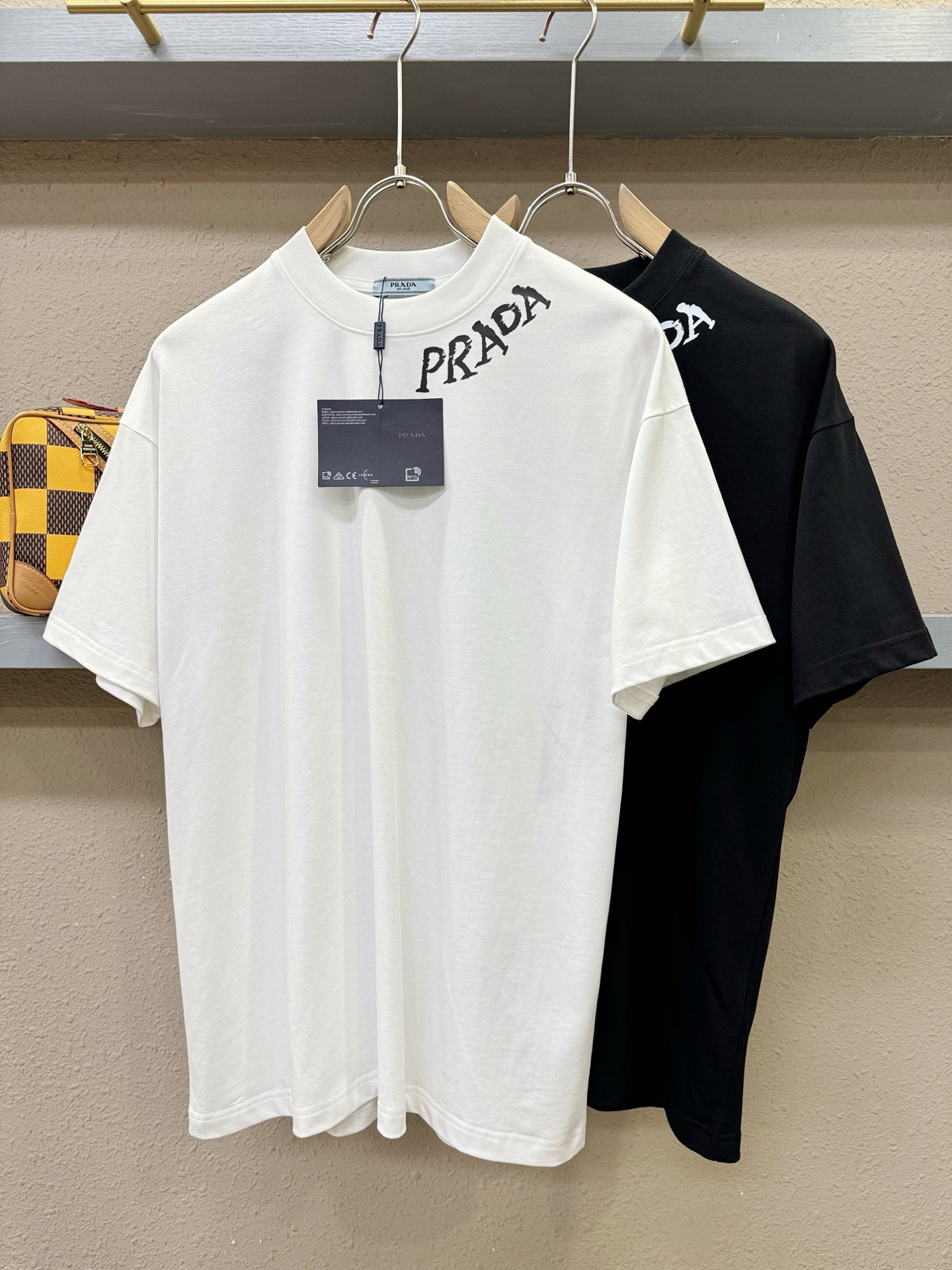 PRADA 普拉达 2026新款短袖T恤！走秀图案时尚休闲短袖T恤衫！设计logo设计！极具设计精选客供
