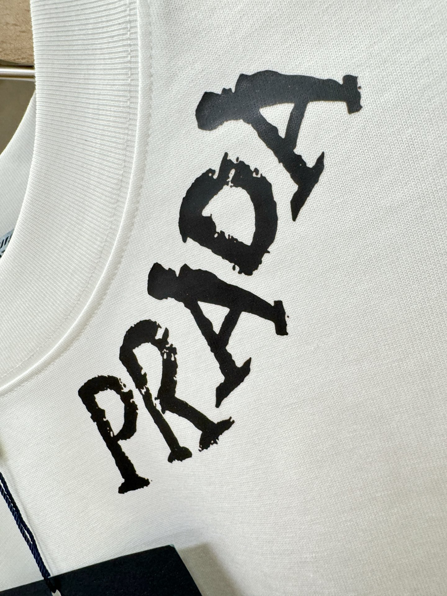 PRADA 普拉达 2026新款短袖T恤！走秀图案时尚休闲短袖T恤衫！设计logo设计！极具设计精选客供