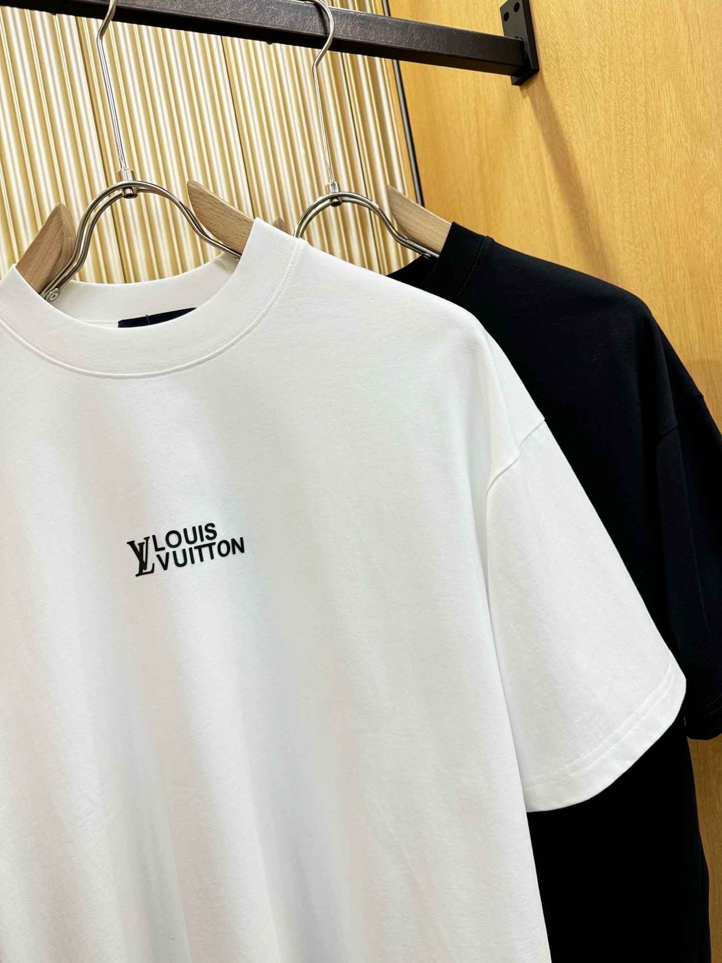 LV路易威登 2026新款短袖T恤！走秀图案时尚休闲短袖T恤衫！设计logo设计！极具设计精选客供面料，