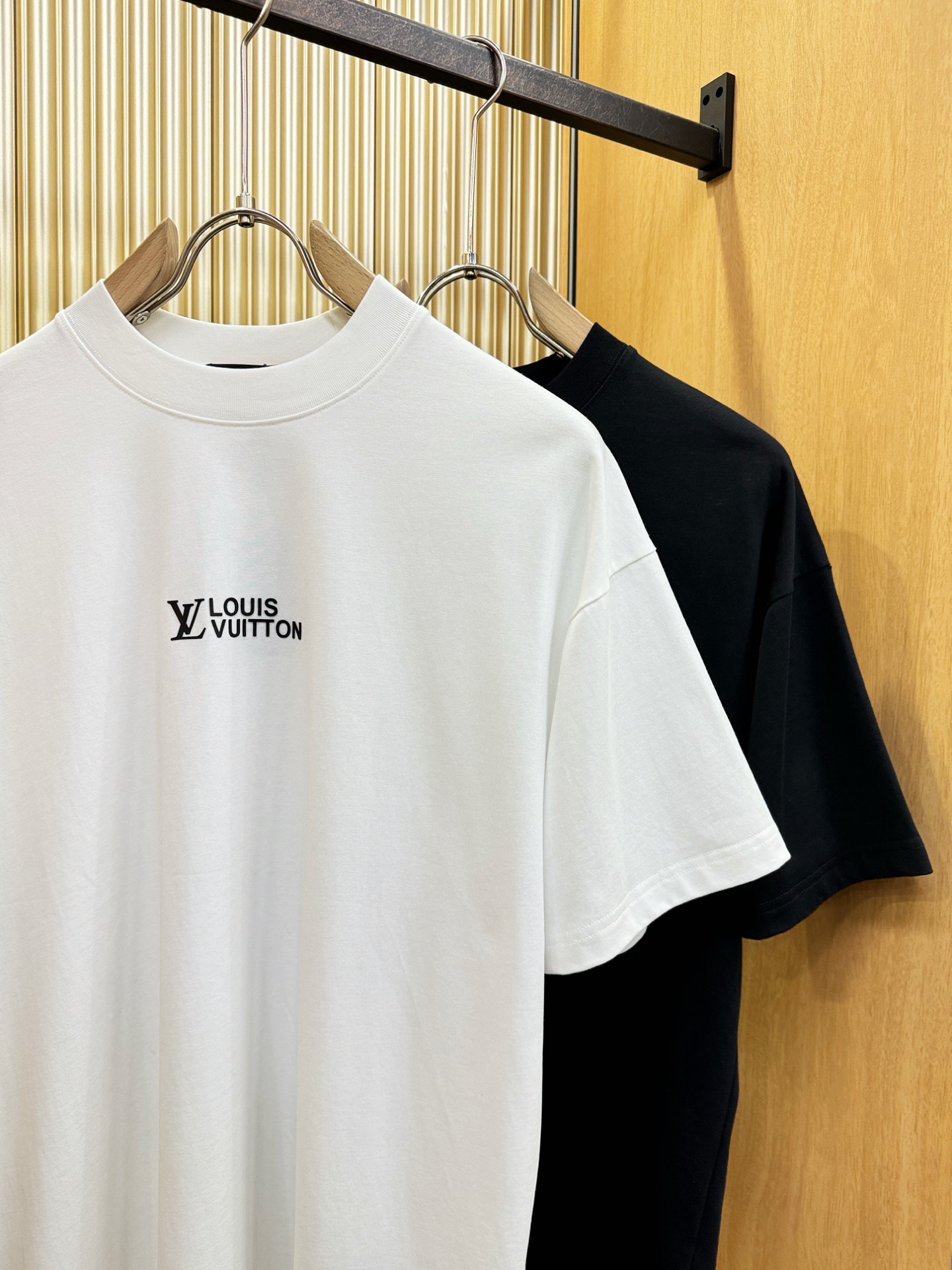 LV路易威登 2026新款短袖T恤！走秀图案时尚休闲短袖T恤衫！设计logo设计！极具设计精选客供面料，