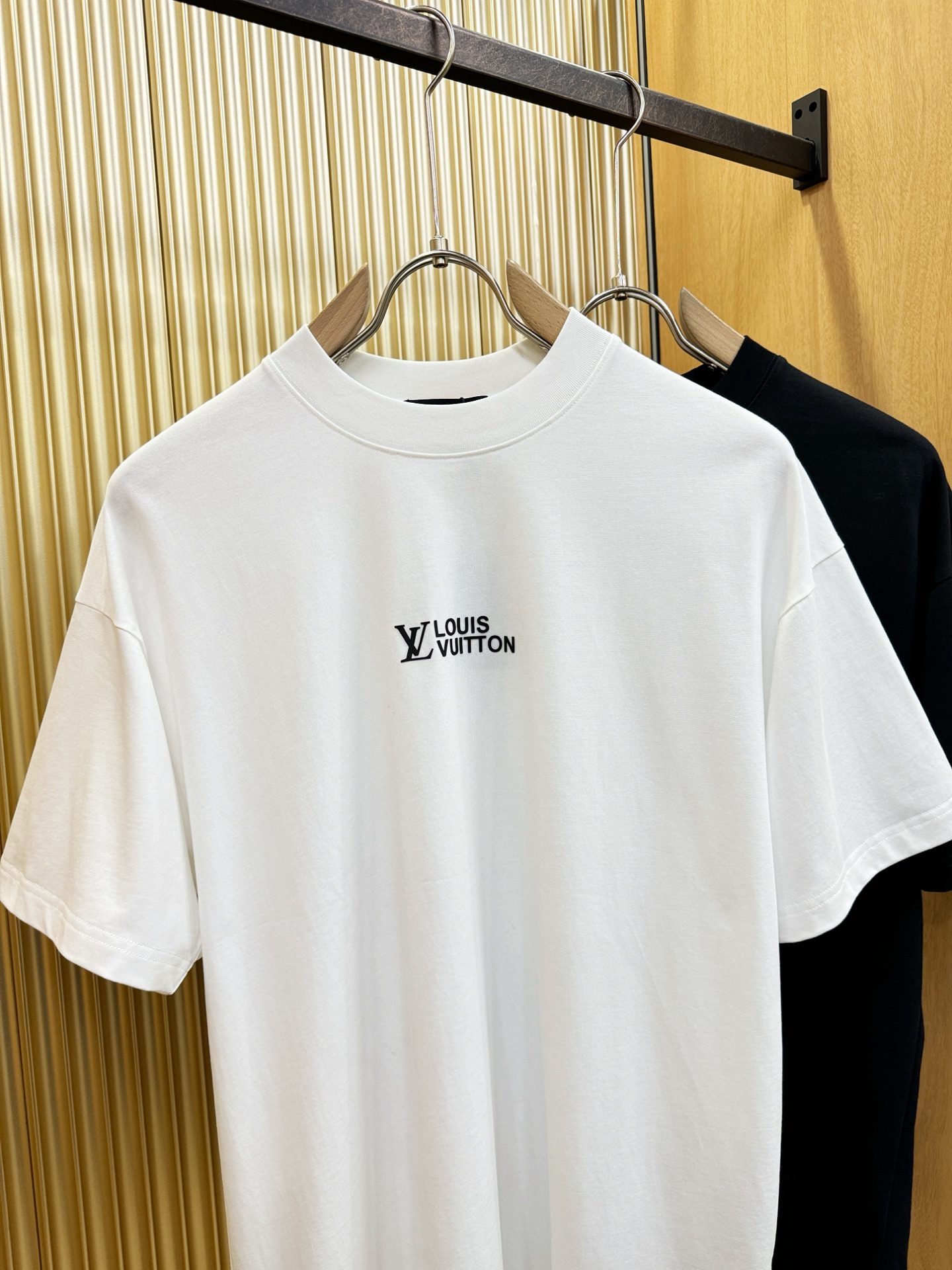 LV路易威登 2026新款短袖T恤！走秀图案时尚休闲短袖T恤衫！设计logo设计！极具设计精选客供面料，