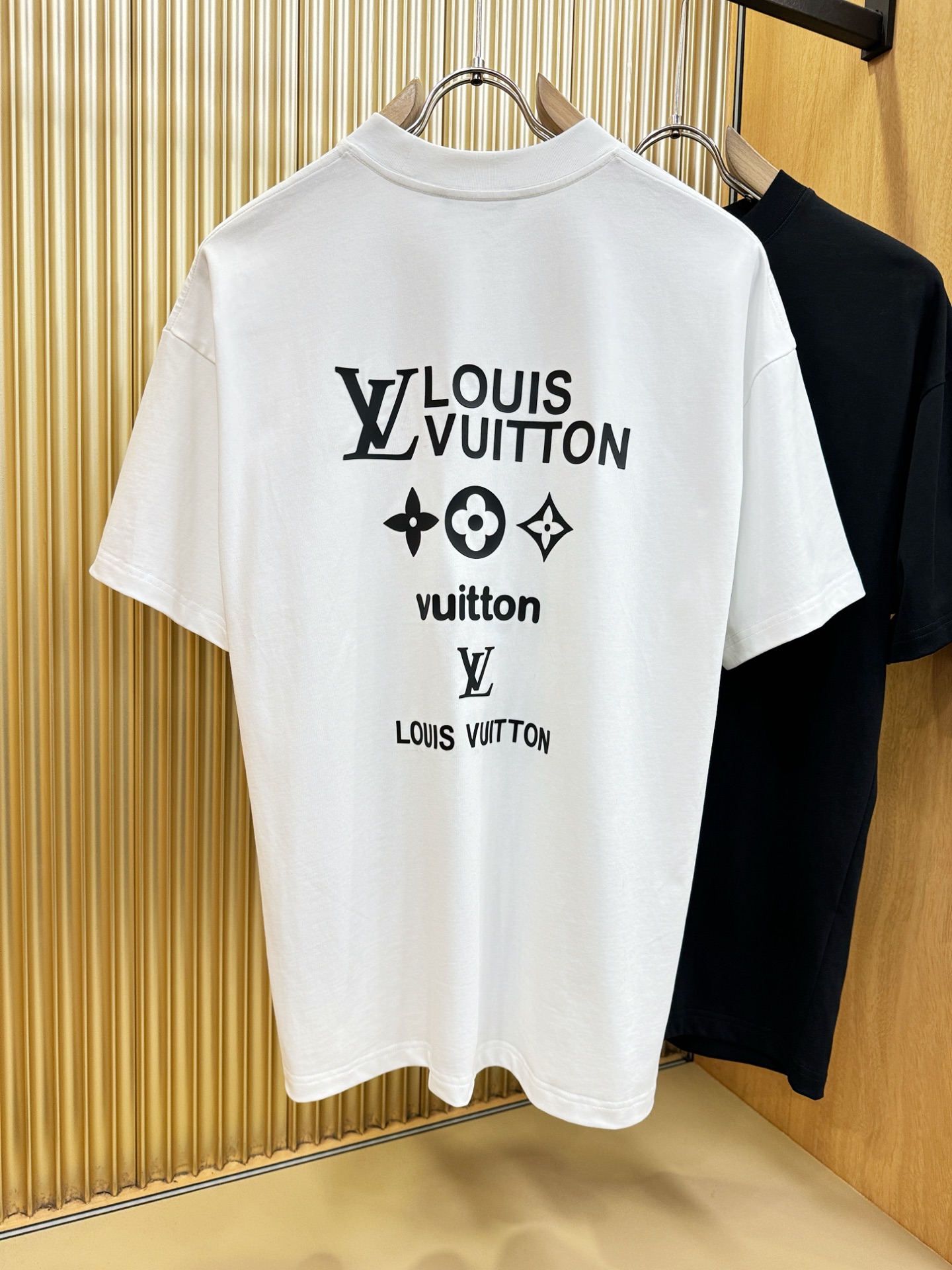 LV路易威登 2026新款短袖T恤！走秀图案时尚休闲短袖T恤衫！设计logo设计！极具设计精选客供面料，