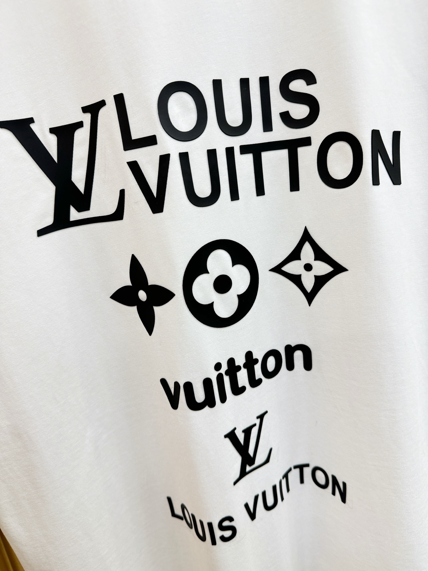 LV路易威登 2026新款短袖T恤！走秀图案时尚休闲短袖T恤衫！设计logo设计！极具设计精选客供面料，
