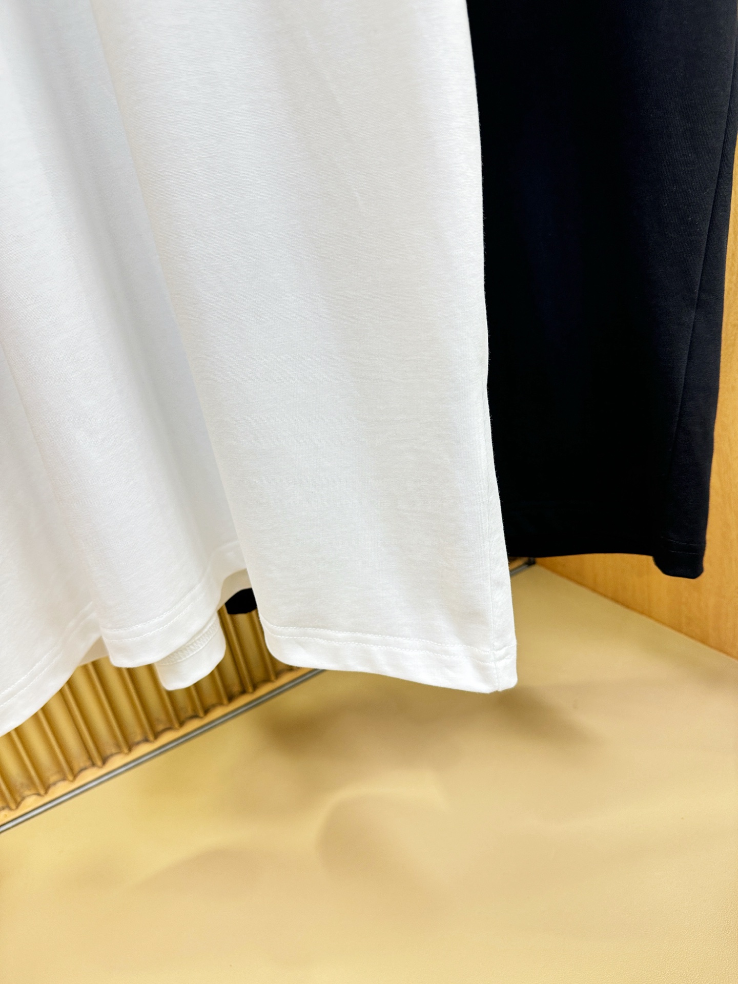 LV路易威登 2026新款短袖T恤！走秀图案时尚休闲短袖T恤衫！设计logo设计！极具设计精选客供面料，