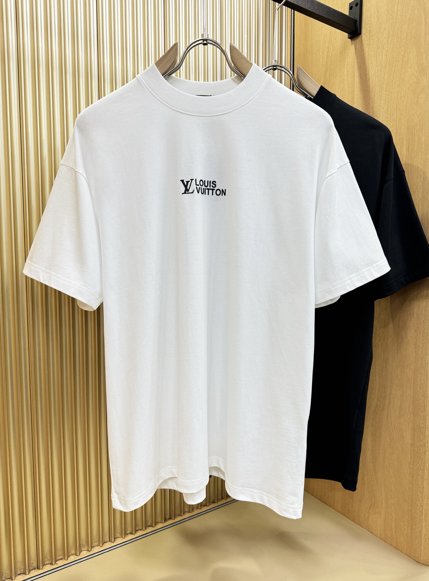 LV路易威登 2026新款短袖T恤！走秀图案时尚休闲短袖T恤衫！设计logo设计！极具设计精选客供面料，