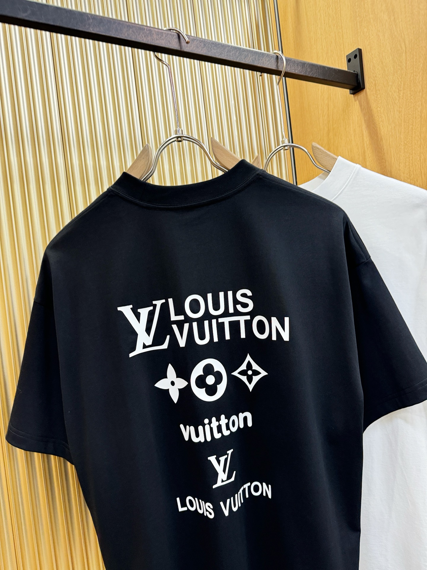 LV路易威登 2026新款短袖T恤！走秀图案时尚休闲短袖T恤衫！设计logo设计！极具设计精选客供面料，