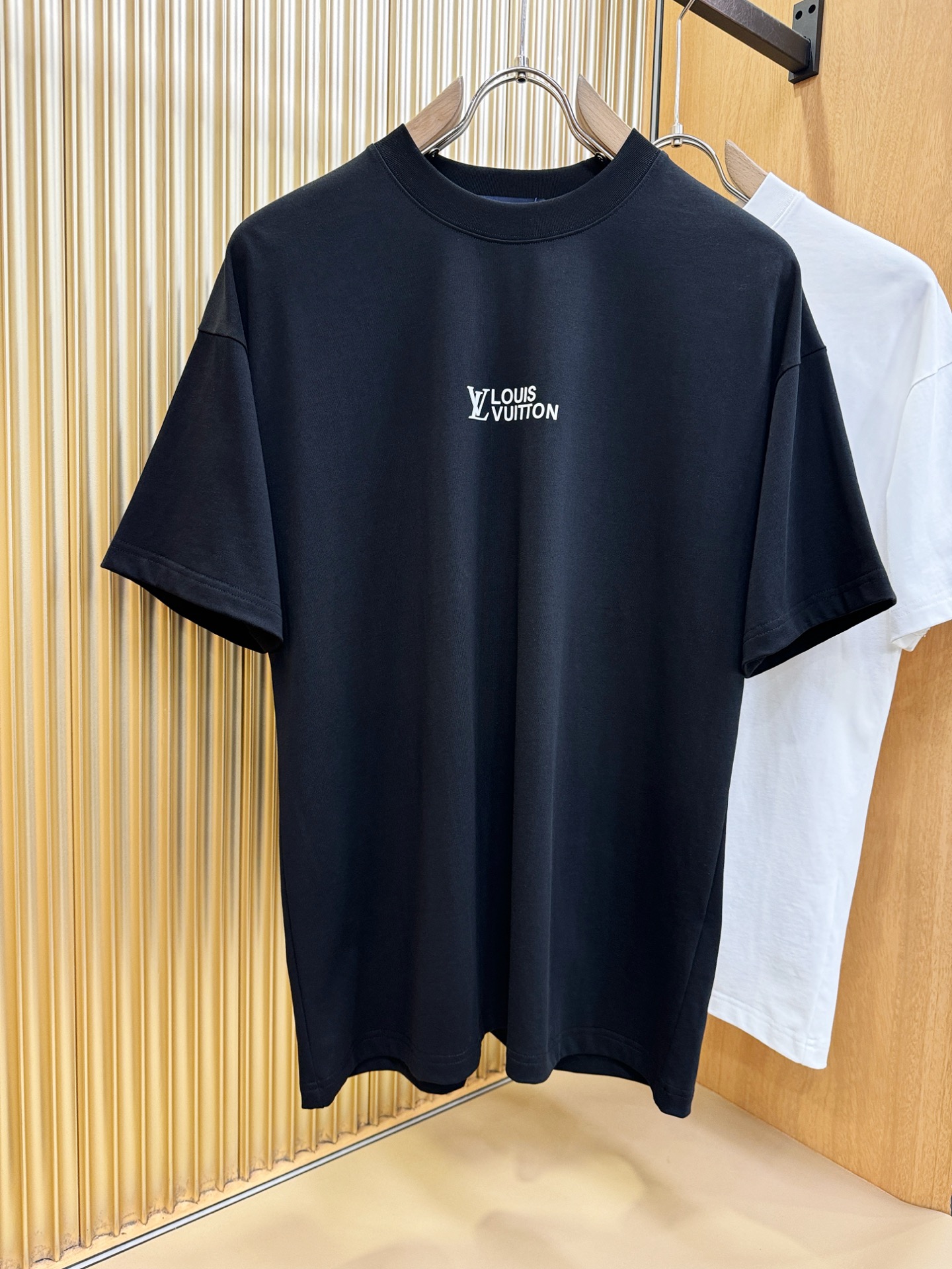 LV路易威登 2026新款短袖T恤！走秀图案时尚休闲短袖T恤衫！设计logo设计！极具设计精选客供面料，