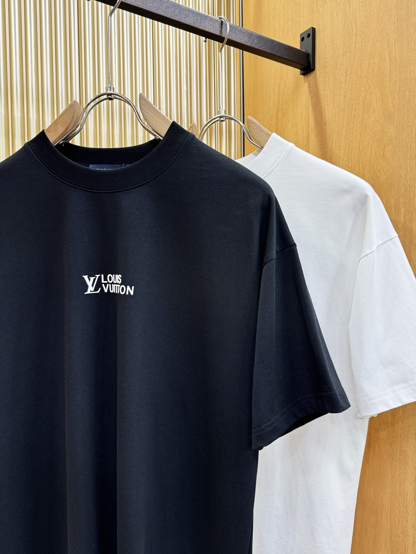 LV路易威登 2026新款短袖T恤！走秀图案时尚休闲短袖T恤衫！设计logo设计！极具设计精选客供面料，