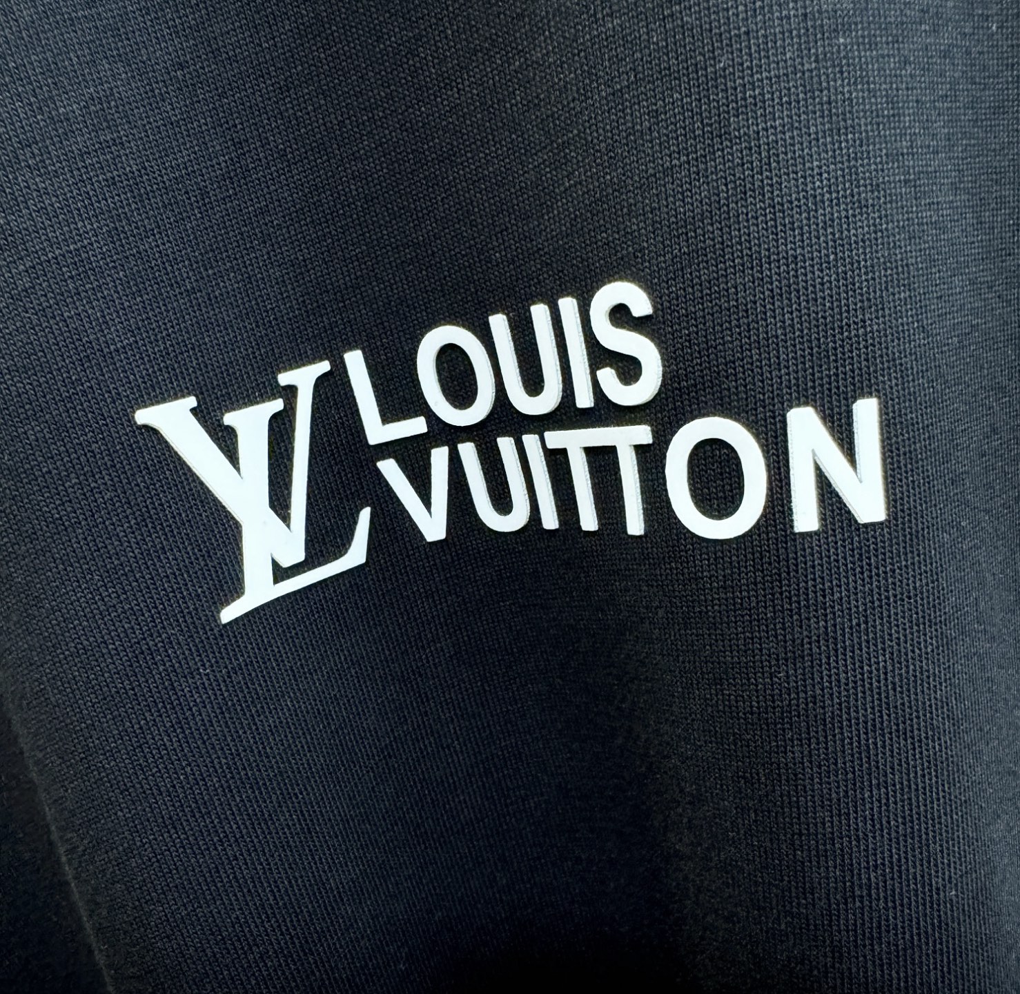 LV路易威登 2026新款短袖T恤！走秀图案时尚休闲短袖T恤衫！设计logo设计！极具设计精选客供面料，