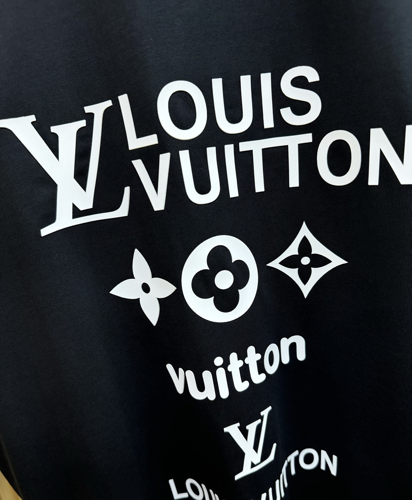 LV路易威登 2026新款短袖T恤！走秀图案时尚休闲短袖T恤衫！设计logo设计！极具设计精选客供面料，