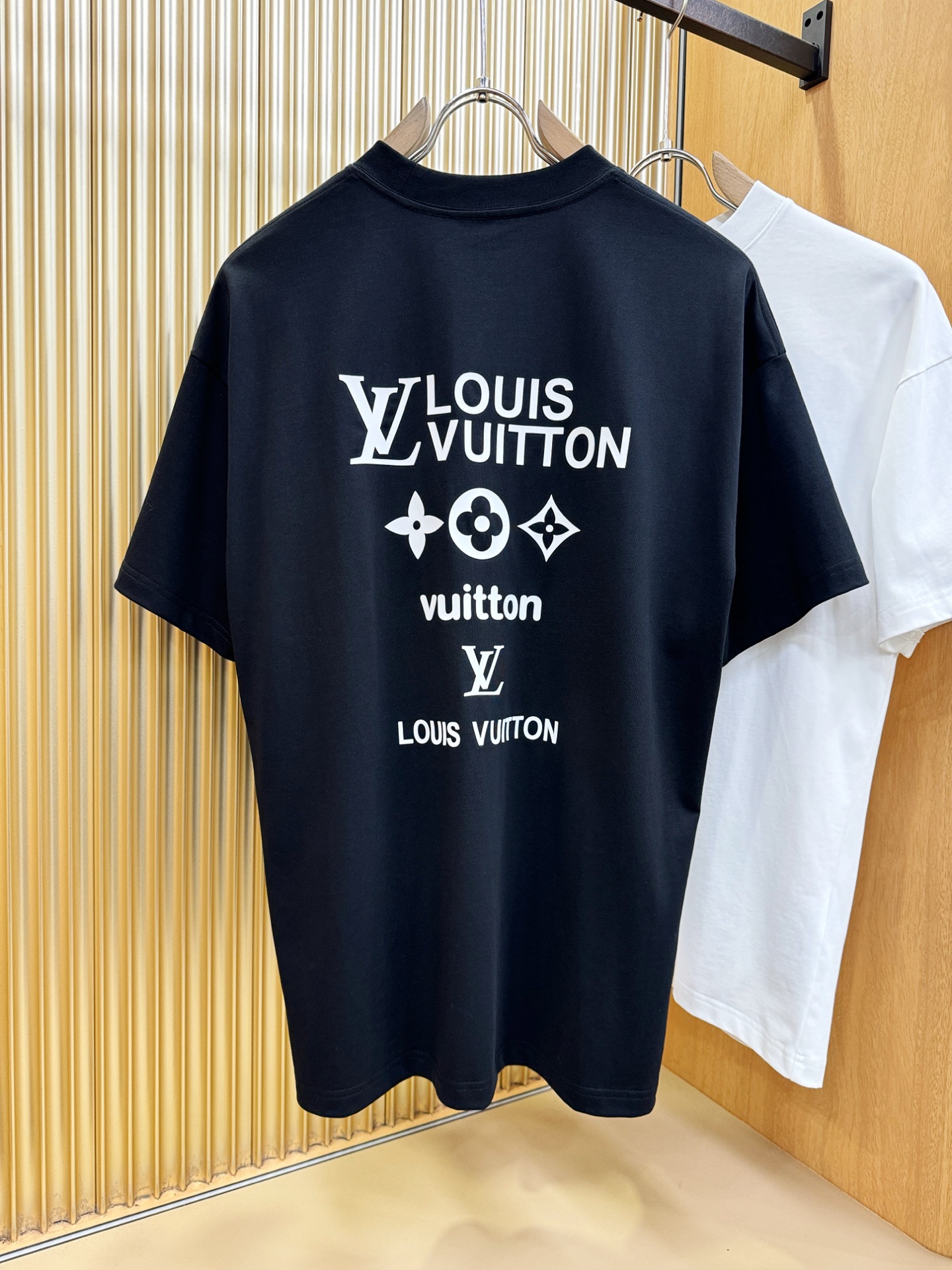 LV路易威登 2026新款短袖T恤！走秀图案时尚休闲短袖T恤衫！设计logo设计！极具设计精选客供面料，