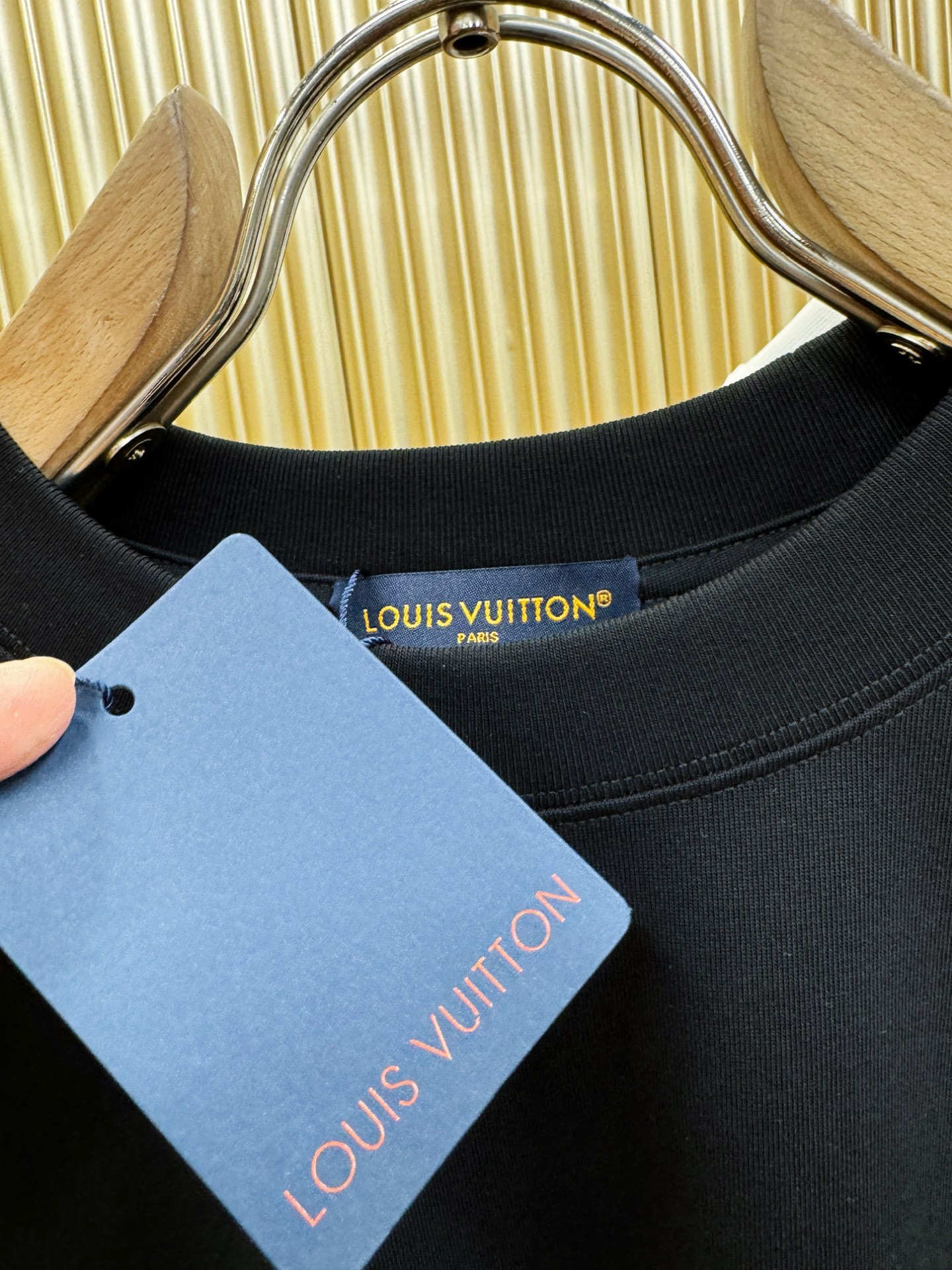 LV路易威登 2026新款短袖T恤！走秀图案时尚休闲短袖T恤衫！设计logo设计！极具设计精选客供面料，