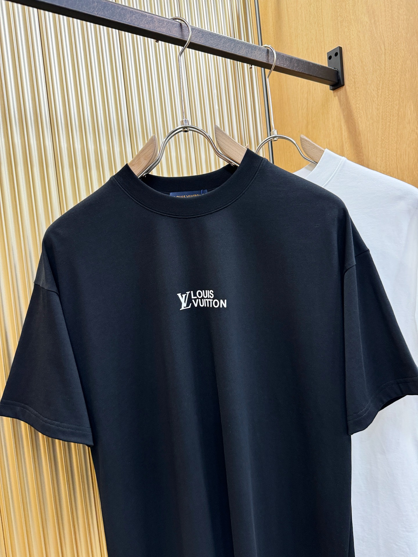LV路易威登 2026新款短袖T恤！走秀图案时尚休闲短袖T恤衫！设计logo设计！极具设计精选客供面料，