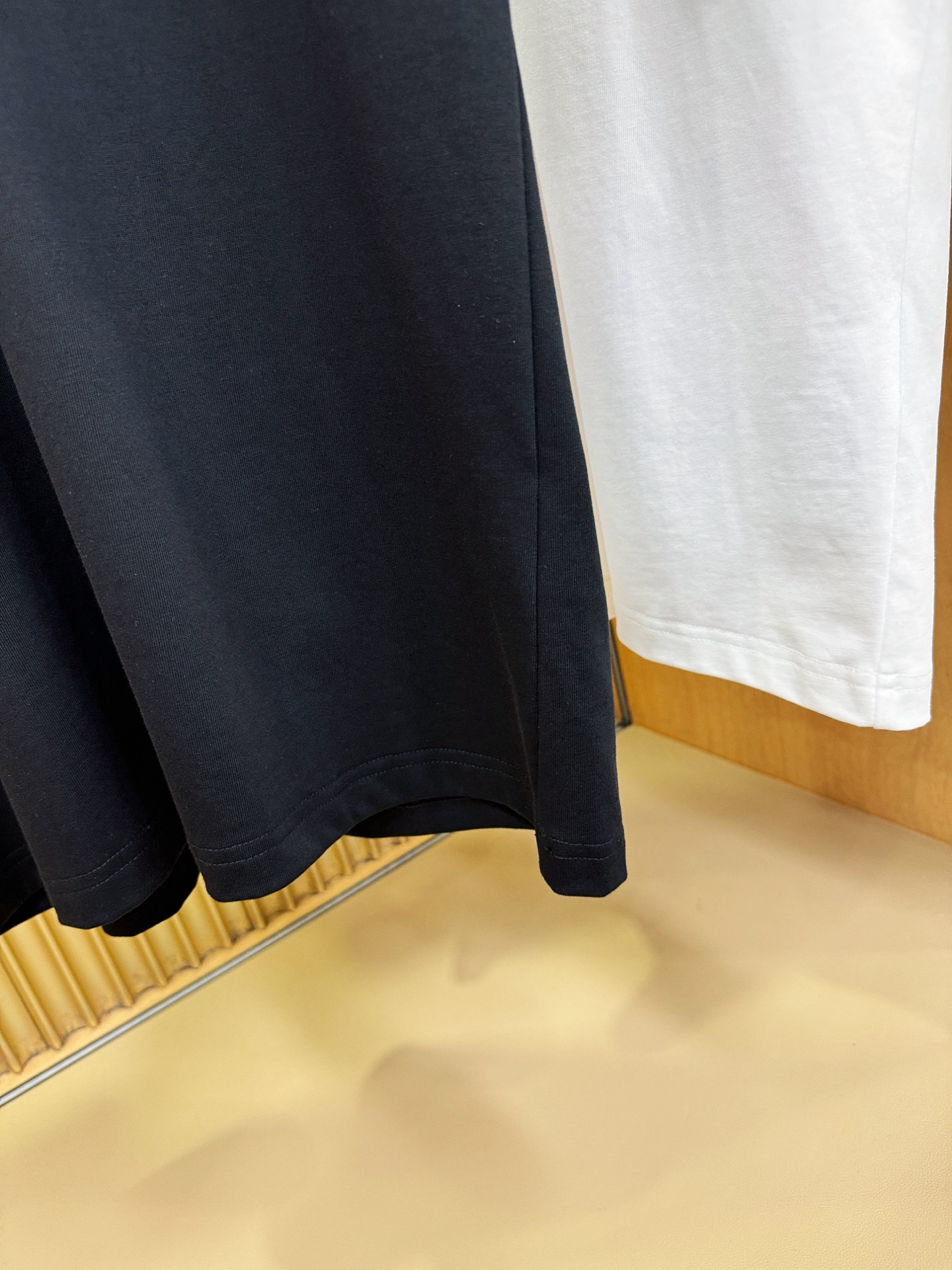 LV路易威登 2026新款短袖T恤！走秀图案时尚休闲短袖T恤衫！设计logo设计！极具设计精选客供面料，