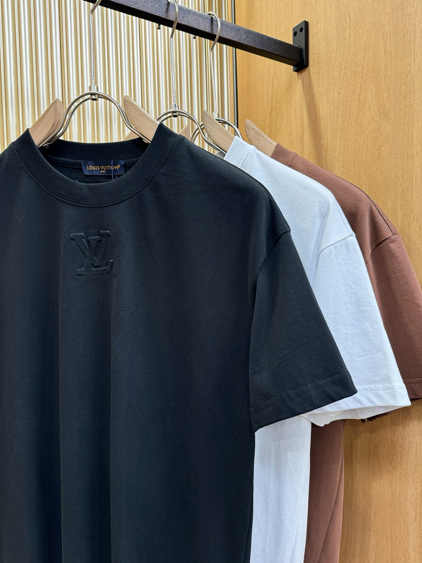 LV路易威登 2026新款短袖T恤！走秀图案时尚休闲短袖T恤衫！设计logo设计！极具设计精选客供面料，