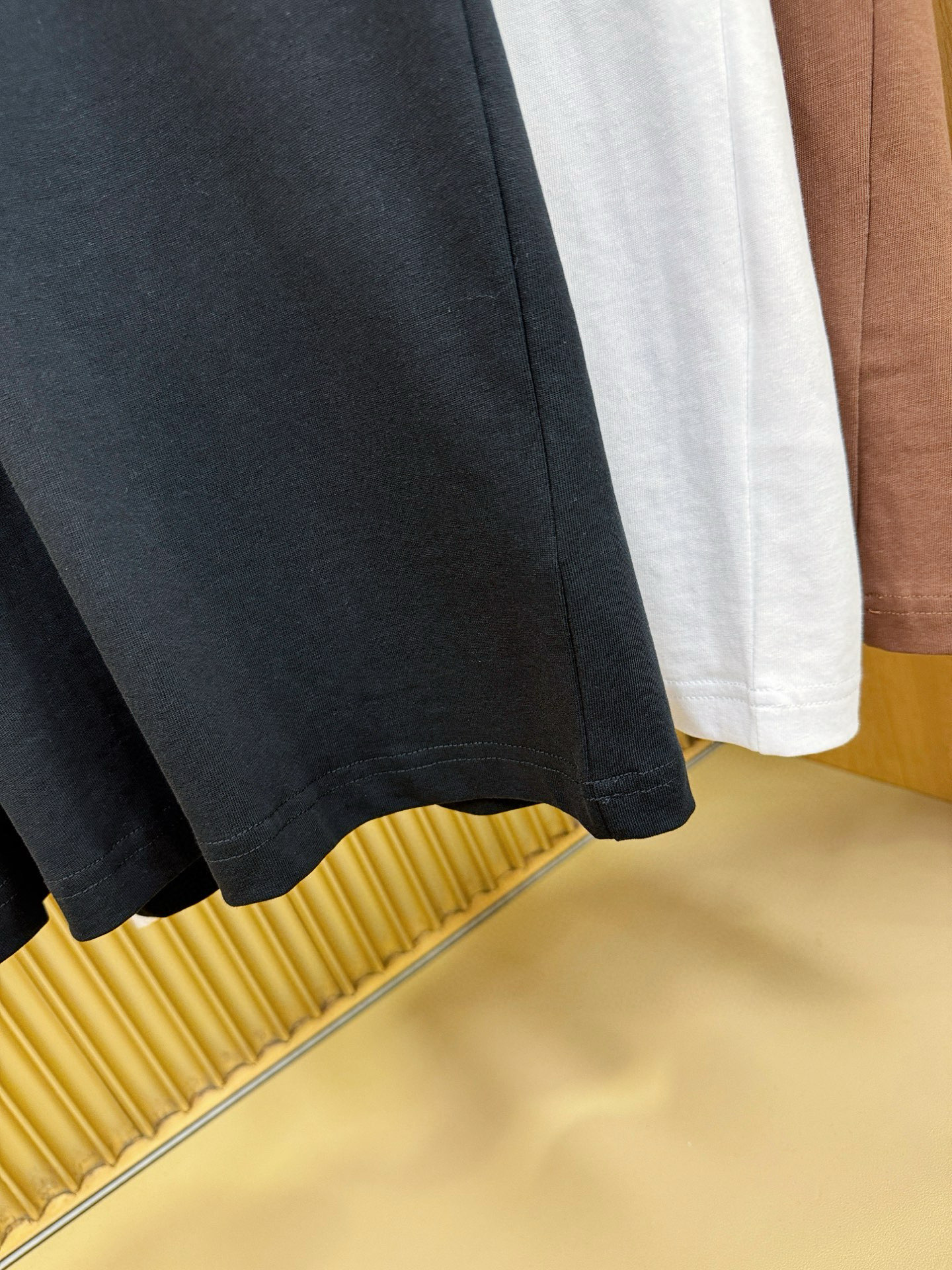 LV路易威登 2026新款短袖T恤！走秀图案时尚休闲短袖T恤衫！设计logo设计！极具设计精选客供面料，