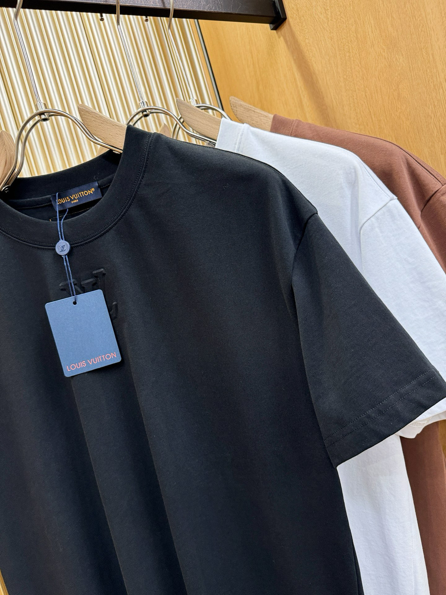 LV路易威登 2026新款短袖T恤！走秀图案时尚休闲短袖T恤衫！设计logo设计！极具设计精选客供面料，