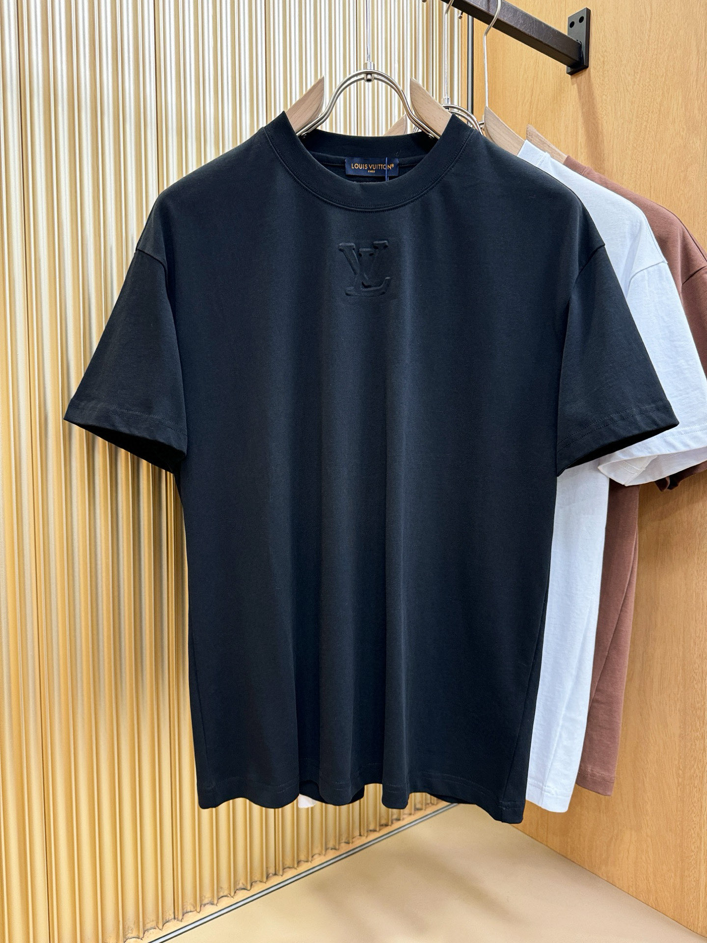 LV路易威登 2026新款短袖T恤！走秀图案时尚休闲短袖T恤衫！设计logo设计！极具设计精选客供面料，
