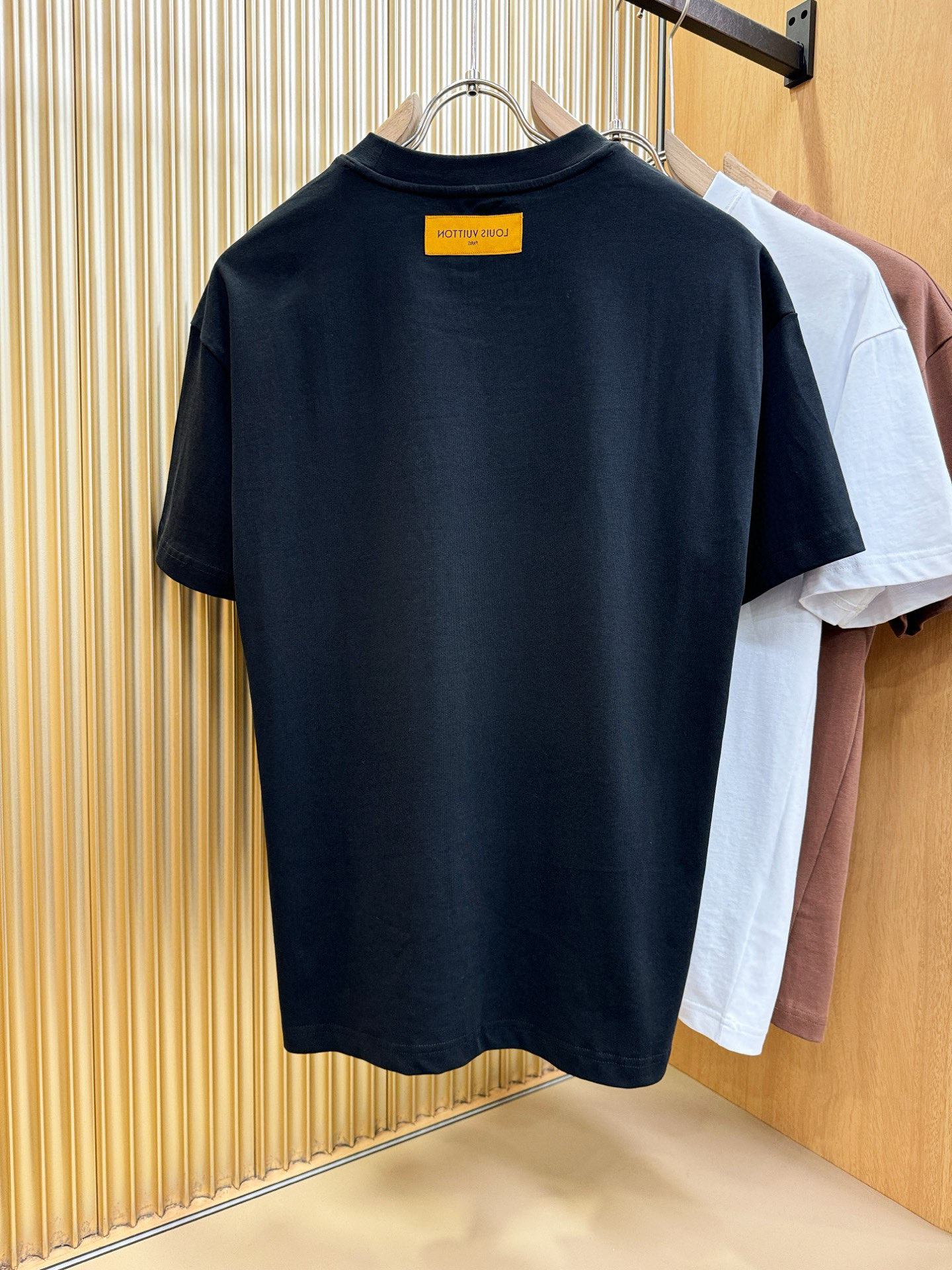 LV路易威登 2026新款短袖T恤！走秀图案时尚休闲短袖T恤衫！设计logo设计！极具设计精选客供面料，