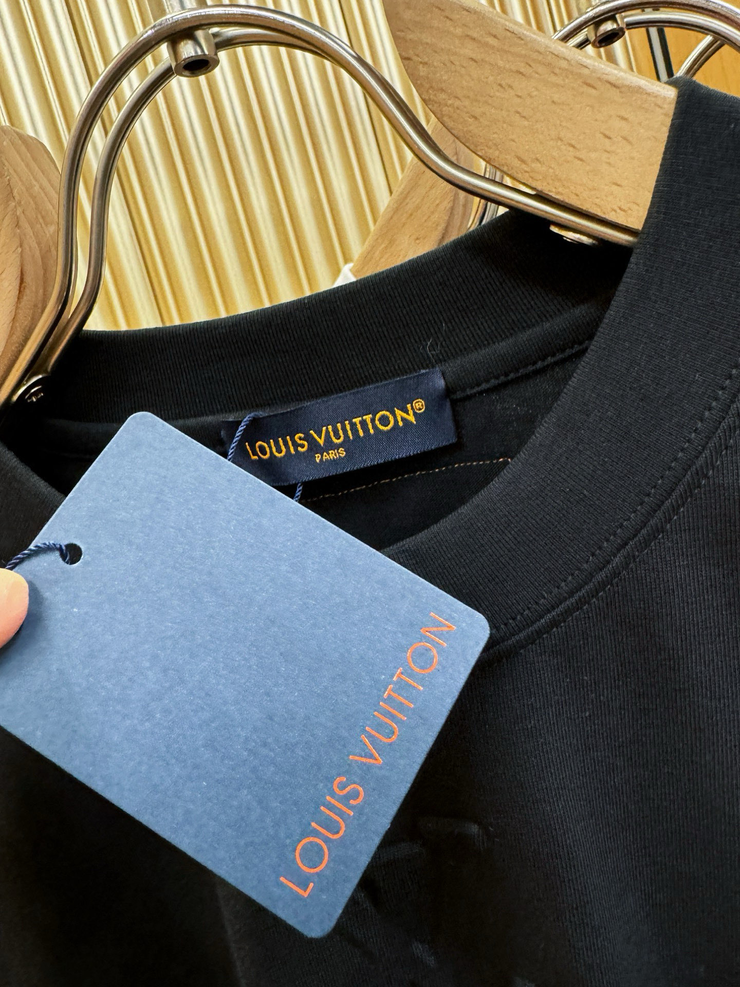 LV路易威登 2026新款短袖T恤！走秀图案时尚休闲短袖T恤衫！设计logo设计！极具设计精选客供面料，