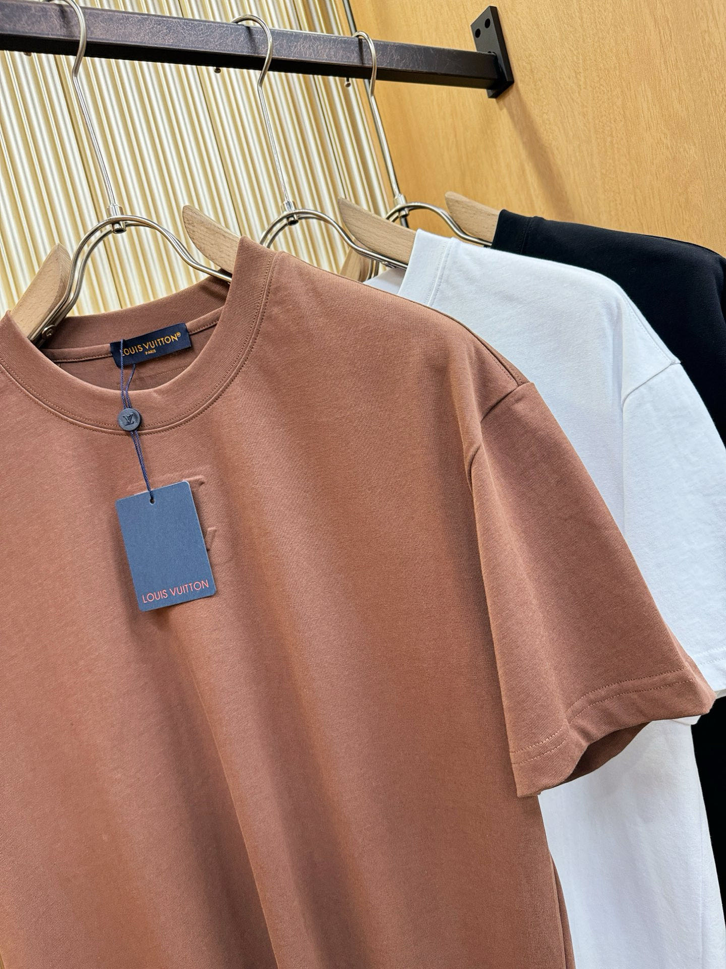 LV路易威登 2026新款短袖T恤！走秀图案时尚休闲短袖T恤衫！设计logo设计！极具设计精选客供面料，