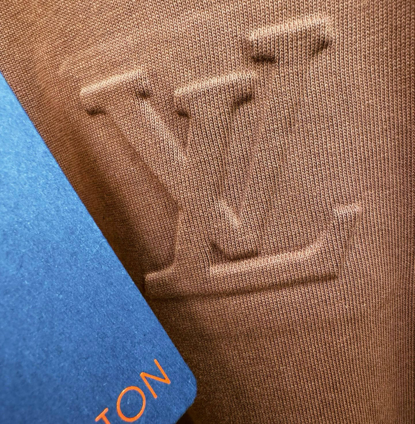 LV路易威登 2026新款短袖T恤！走秀图案时尚休闲短袖T恤衫！设计logo设计！极具设计精选客供面料，