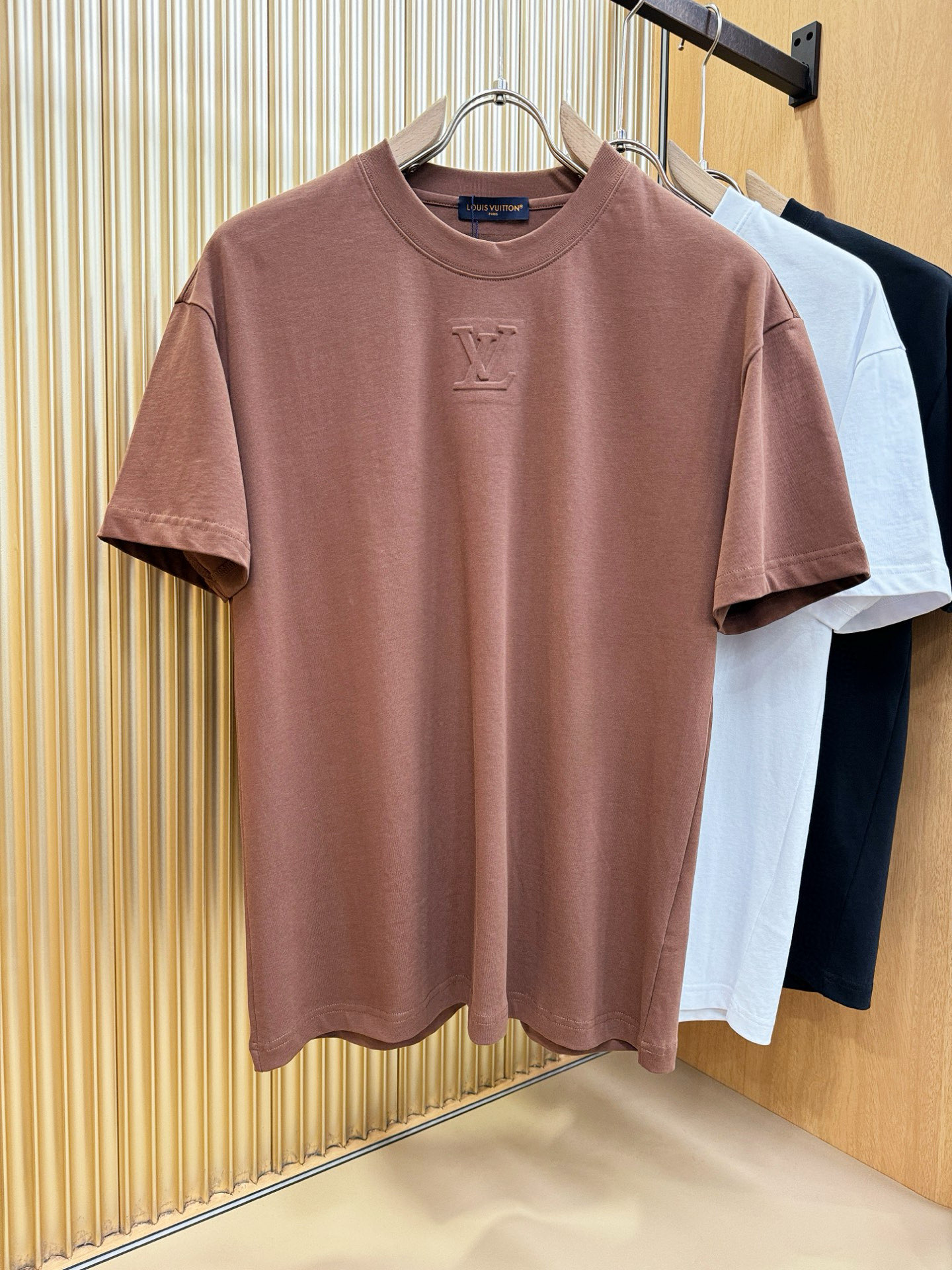 LV路易威登 2026新款短袖T恤！走秀图案时尚休闲短袖T恤衫！设计logo设计！极具设计精选客供面料，