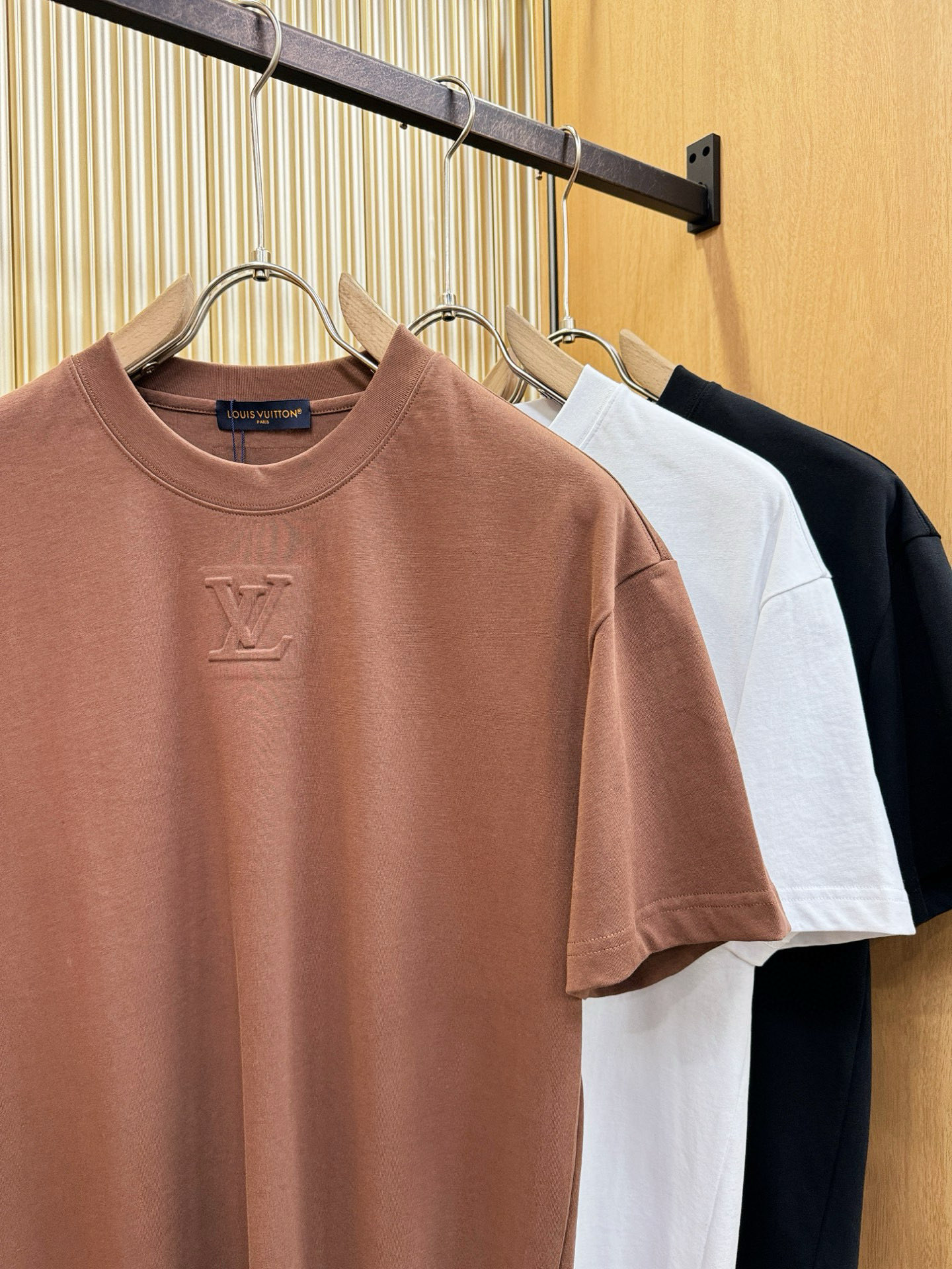 LV路易威登 2026新款短袖T恤！走秀图案时尚休闲短袖T恤衫！设计logo设计！极具设计精选客供面料，