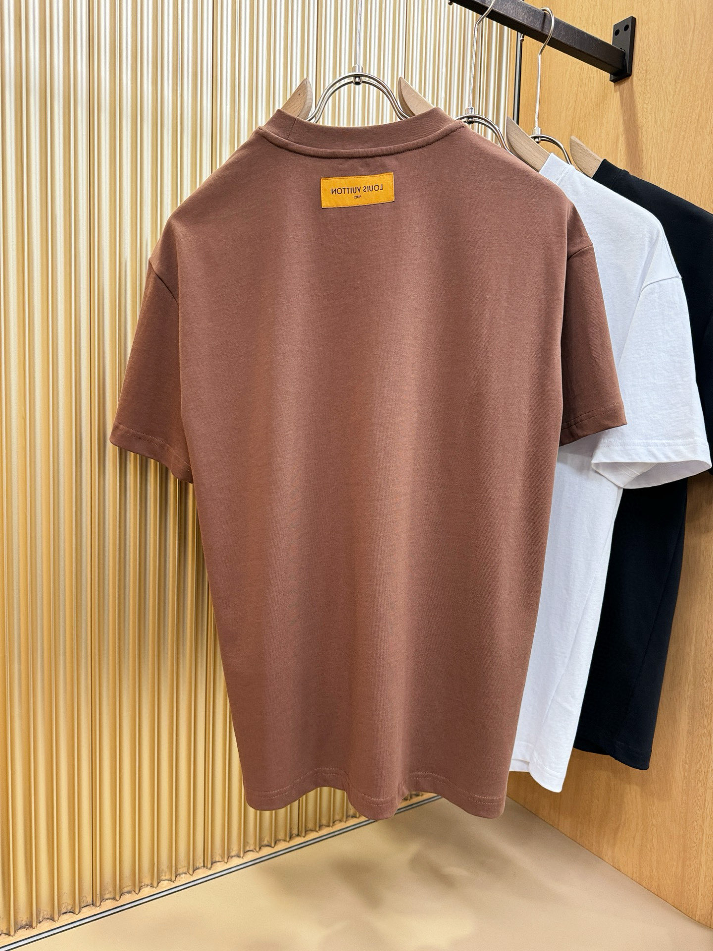 LV路易威登 2026新款短袖T恤！走秀图案时尚休闲短袖T恤衫！设计logo设计！极具设计精选客供面料，