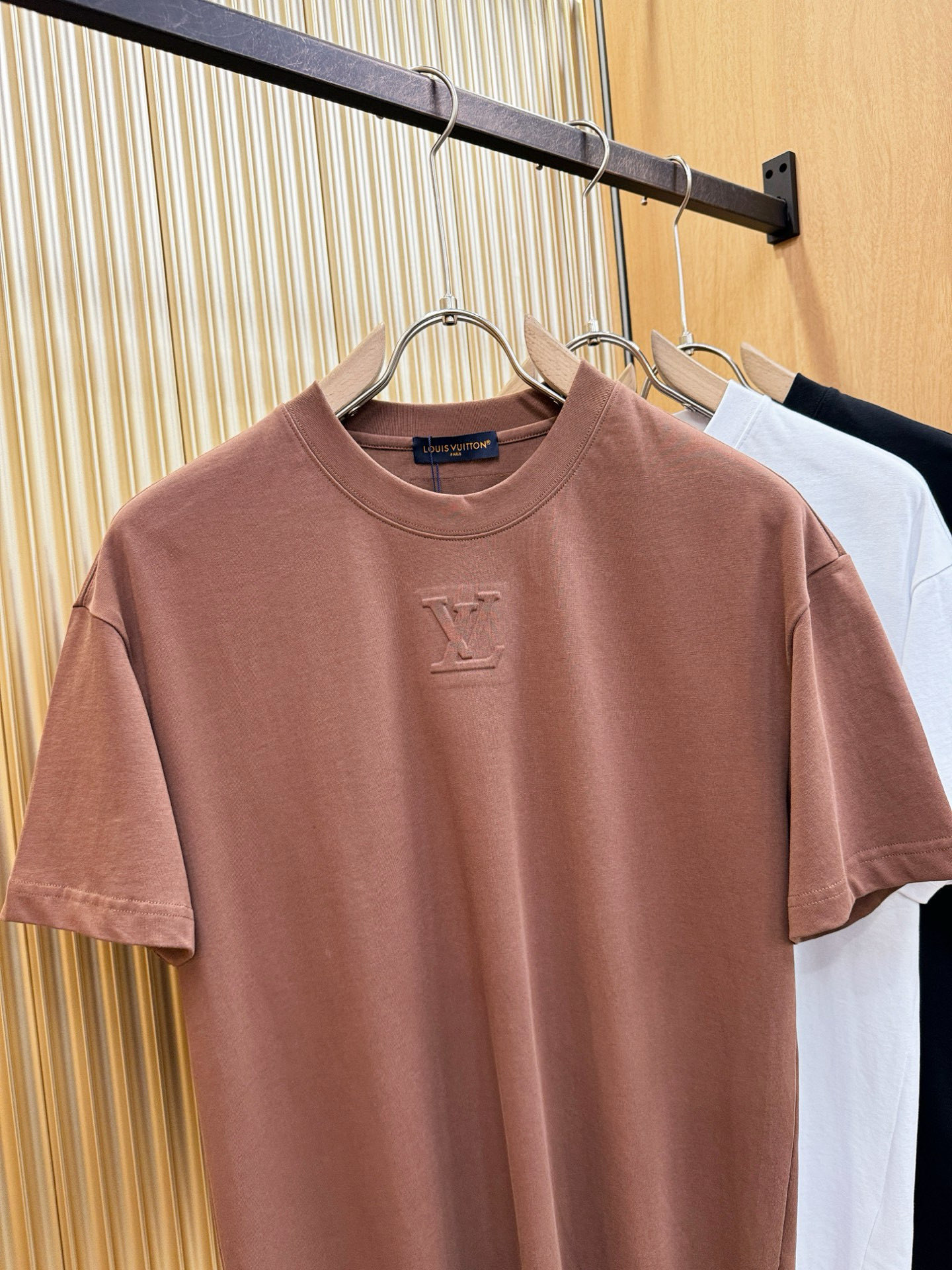 LV路易威登 2026新款短袖T恤！走秀图案时尚休闲短袖T恤衫！设计logo设计！极具设计精选客供面料，