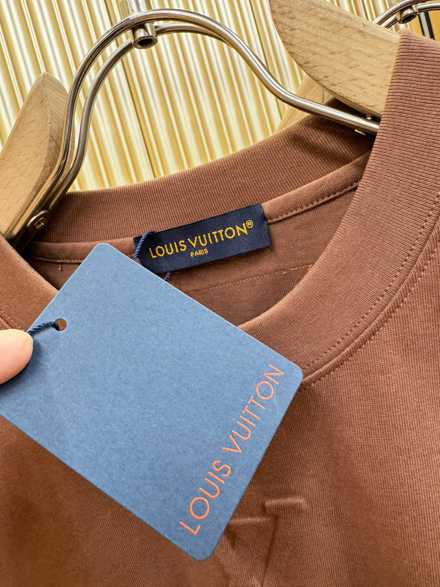 LV路易威登 2026新款短袖T恤！走秀图案时尚休闲短袖T恤衫！设计logo设计！极具设计精选客供面料，